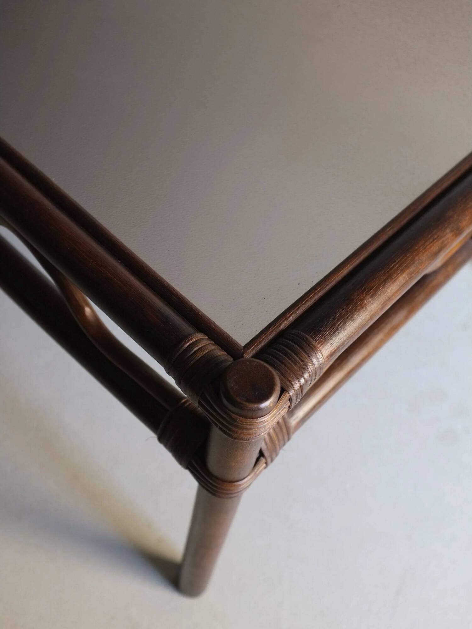 Table basse en rotin foncé et verre | Années 1980