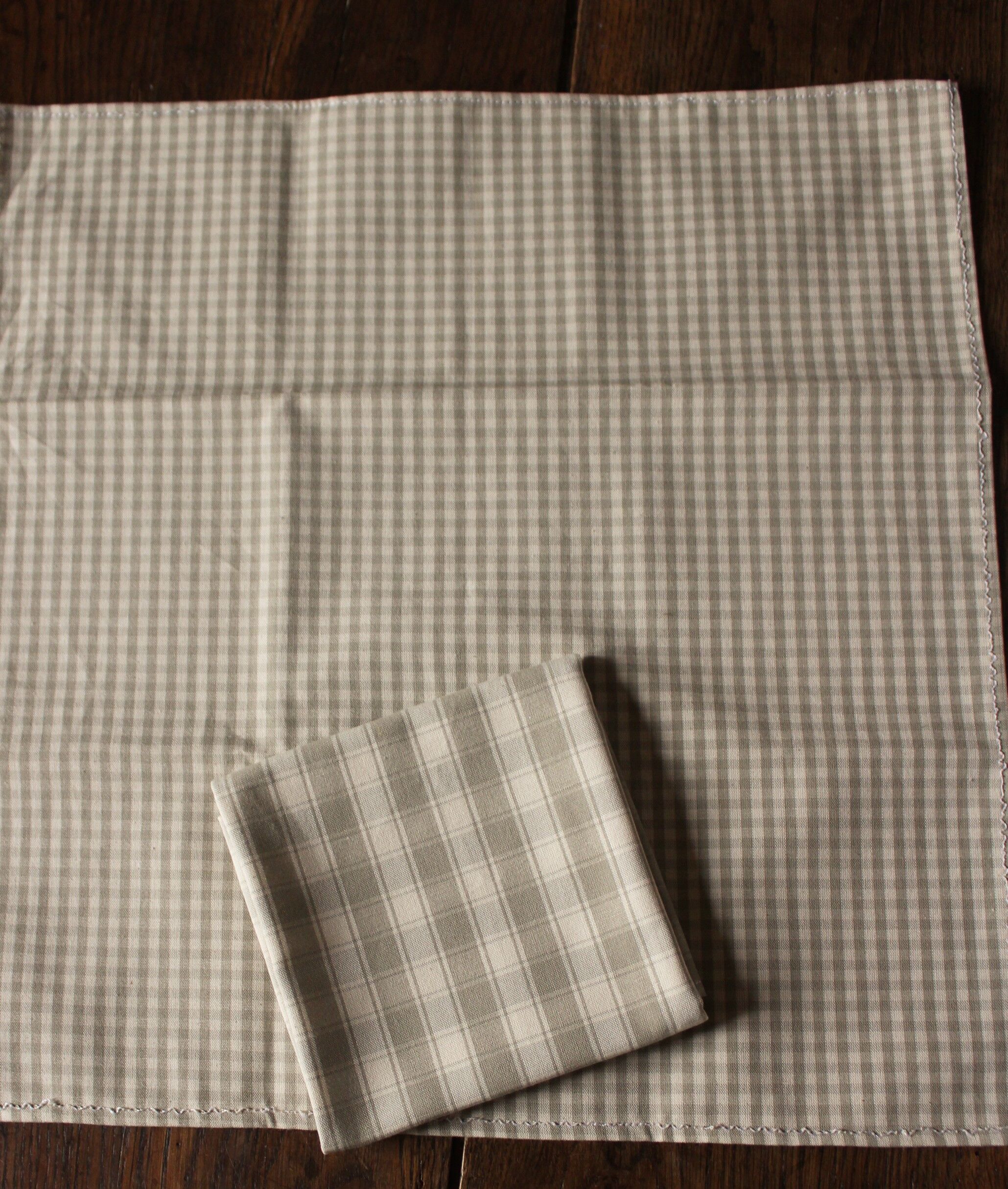 Lot 6 gingham cotton napkins and beige linen tiles