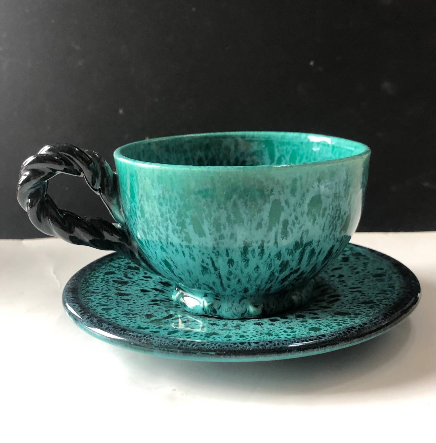 Tasse et soucoupe par Marius Giuge à Vallauris