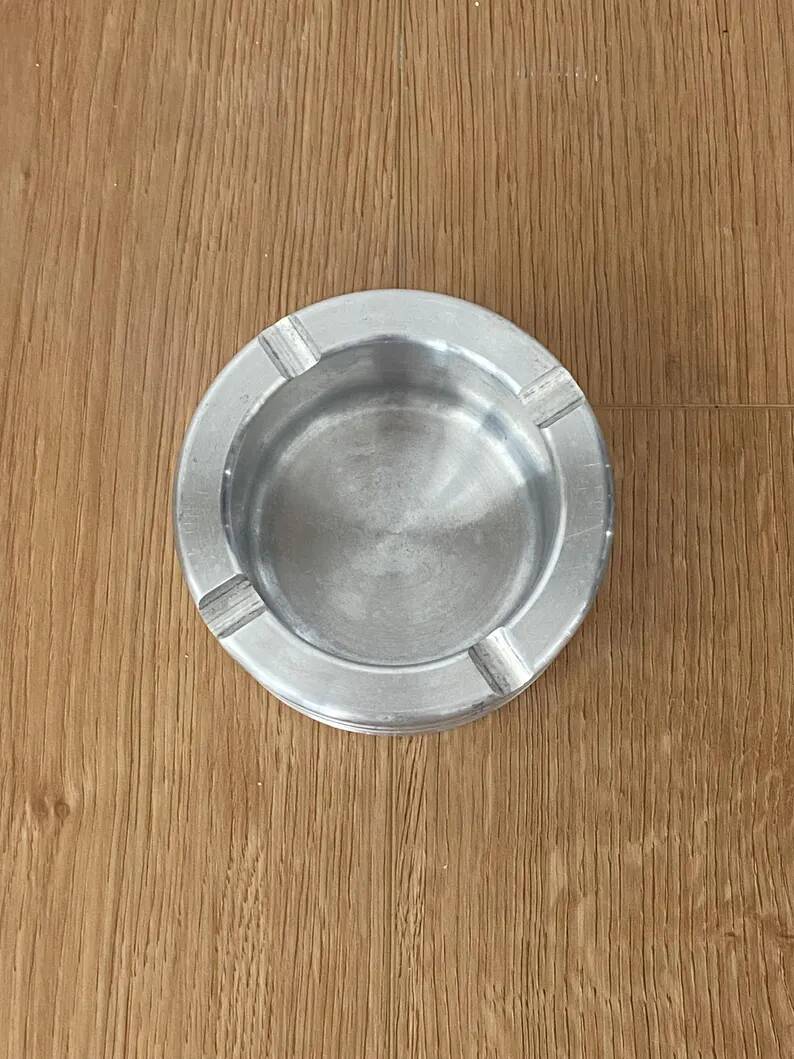 Vintage ashtray in solid aluminium | Ribbed industrial design | Retro Bauhaus style