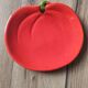 Assiette de présentation vintage en céramique formant une tomate