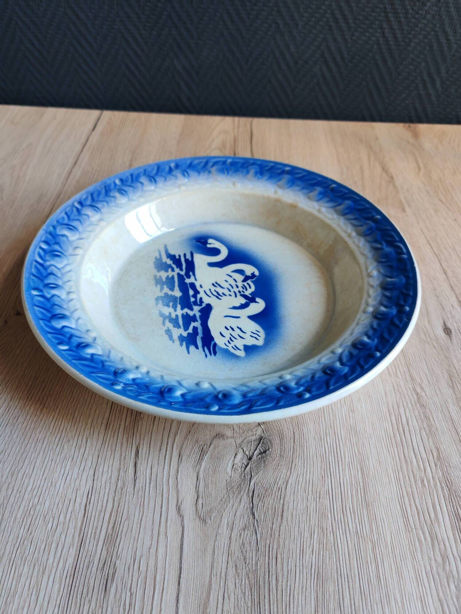Hollow plate Moulin des Loups Hamage France, blue and white swan decoration.