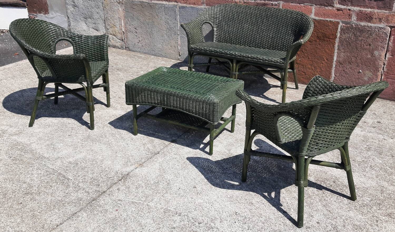 Salon de jardin complet en rotin. (Sofa, fauteuils x 2, table basse)