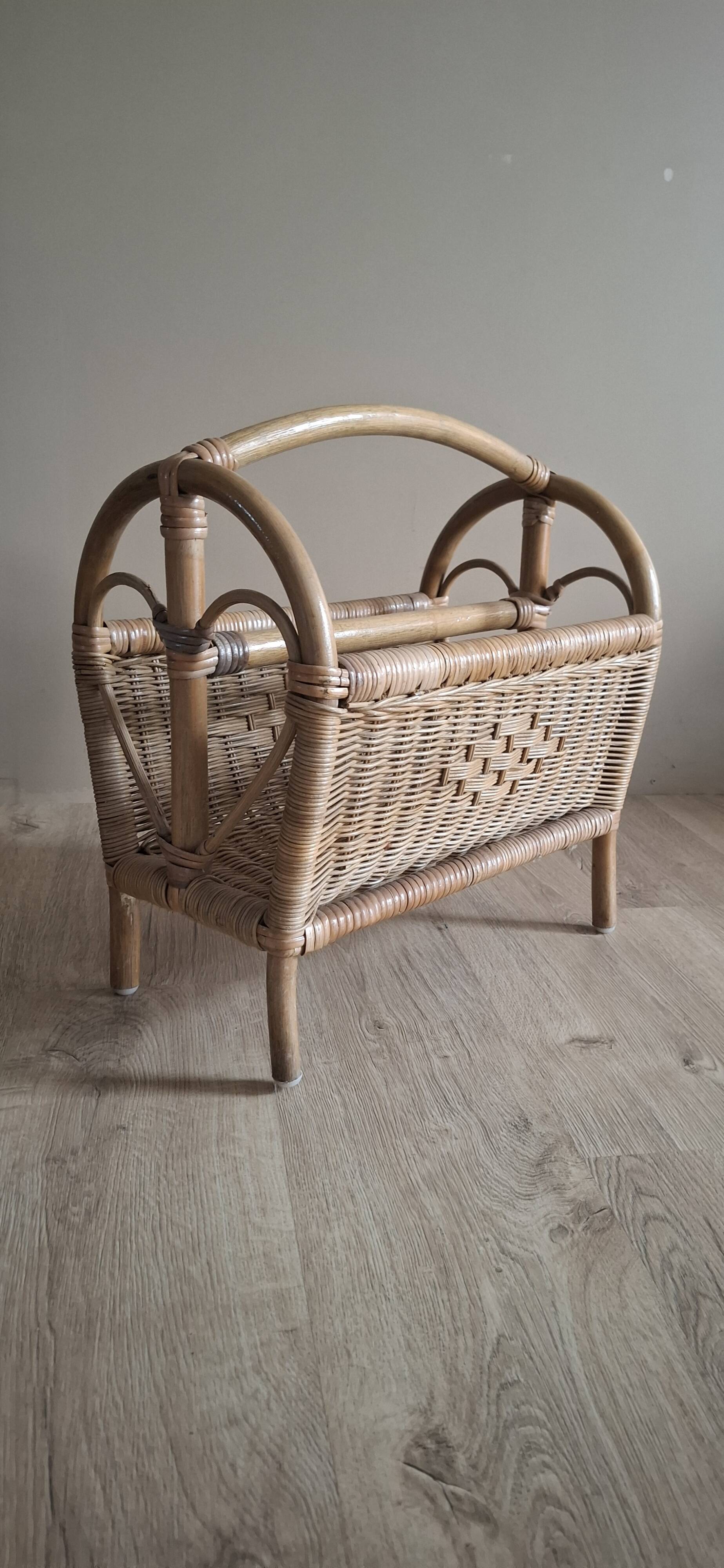 Heart-shaped rattan magazine rack