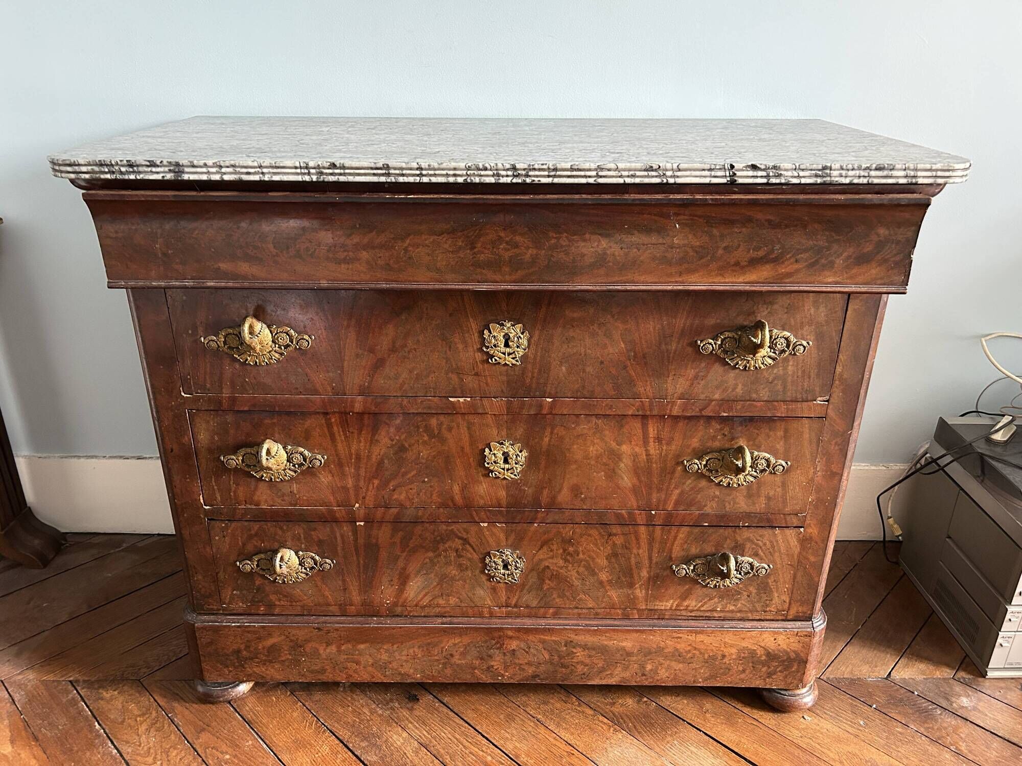 Louis-Philippe chest of drawers in mahogany, thick marble top – 19th century