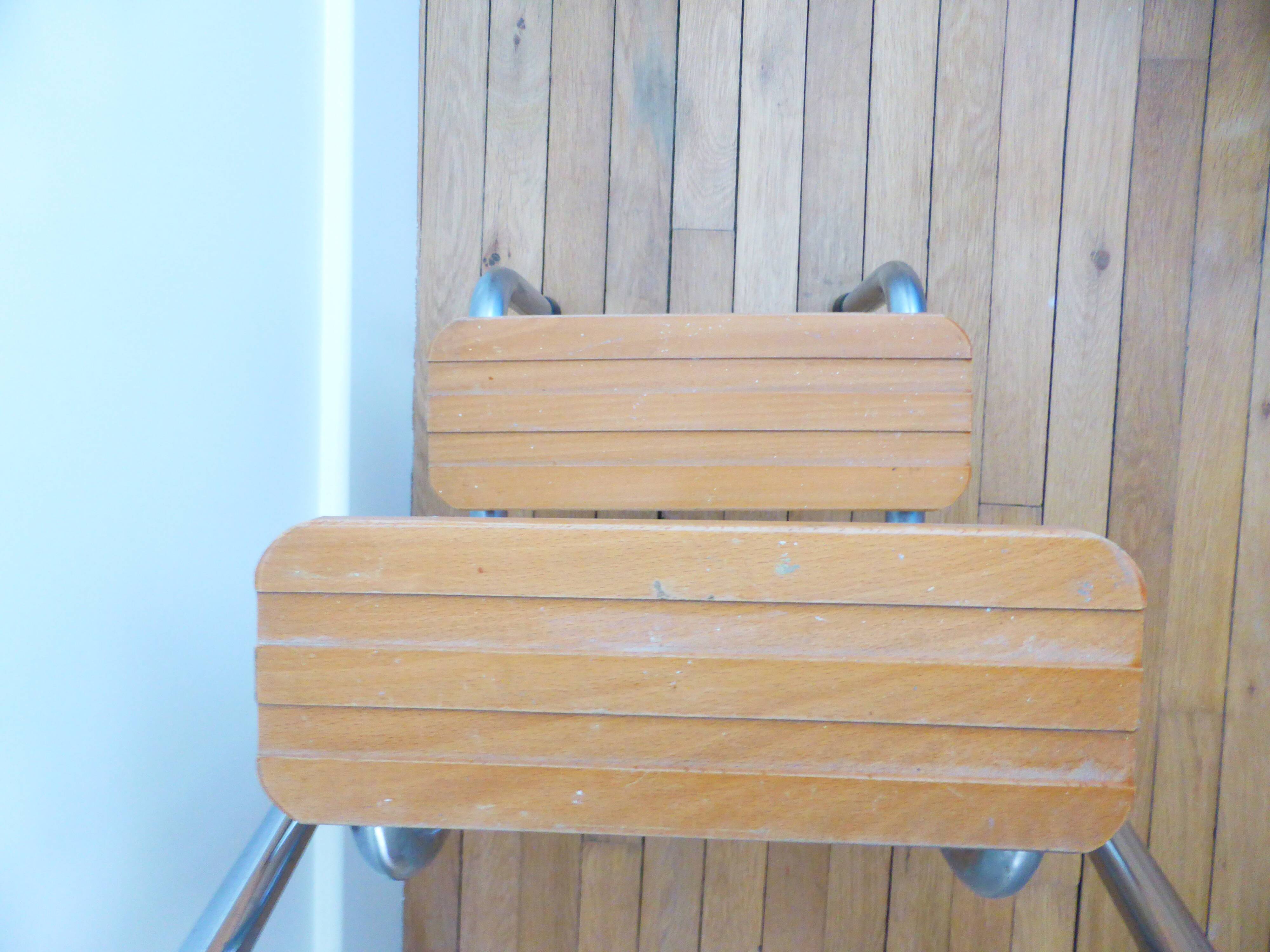 Stepladder walking retractable foot