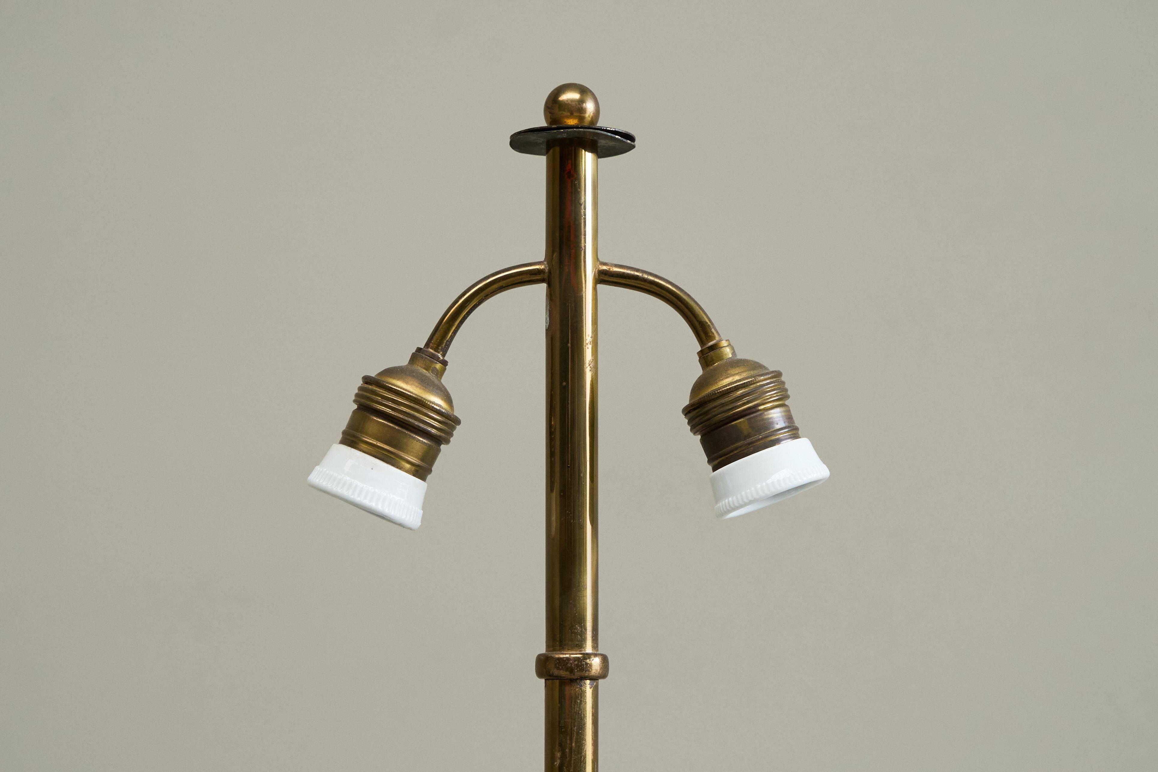 Lampe de table chinoiserie française en porcelaine et laiton, années 1940