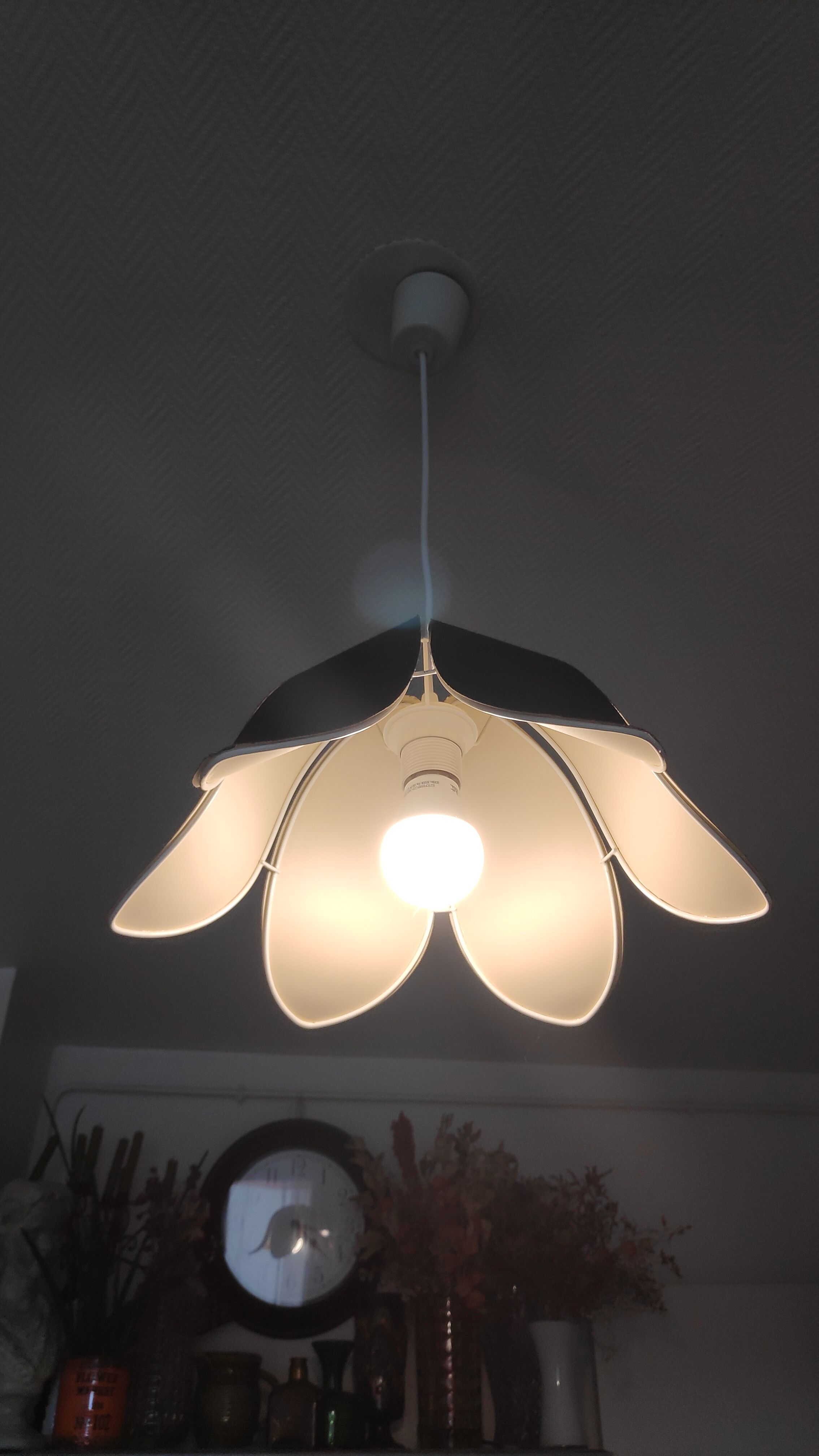 Suspension 6 black lotus petals