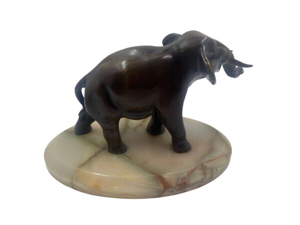 Sculpture d'éléphant en bronze sur une plaque en marbre