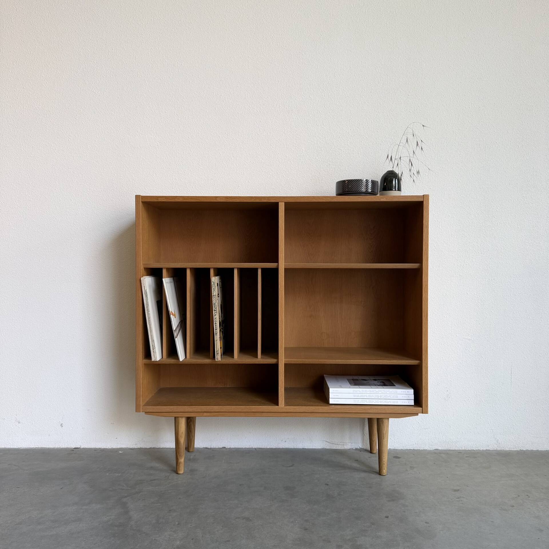 Vintage bookcase Hundevad oak vinyl