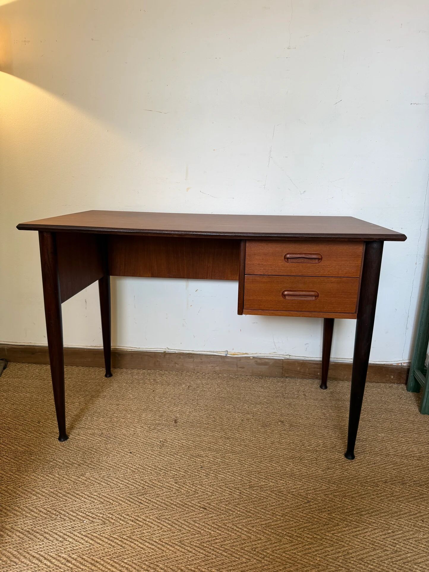 Bureau vintage style scandinave pieds fuselés