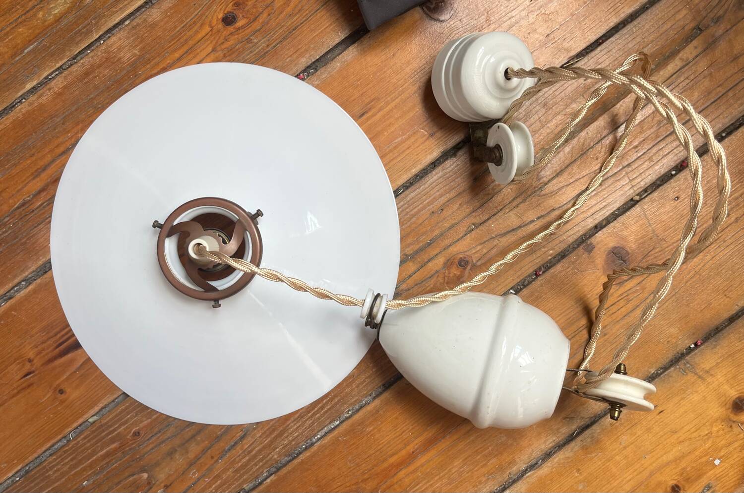 Antique opaline suspension, raised and lowered