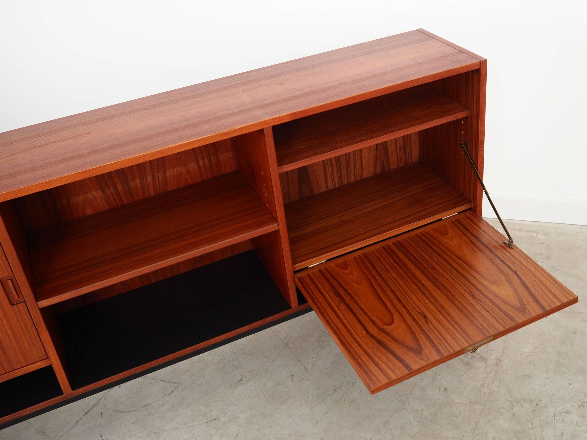 Buffet en teck, design danois, années 1970, production : Danemark