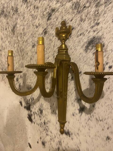 Pair of gilt and chiselled bronze wall lights with 3 lights - Louis XVI style