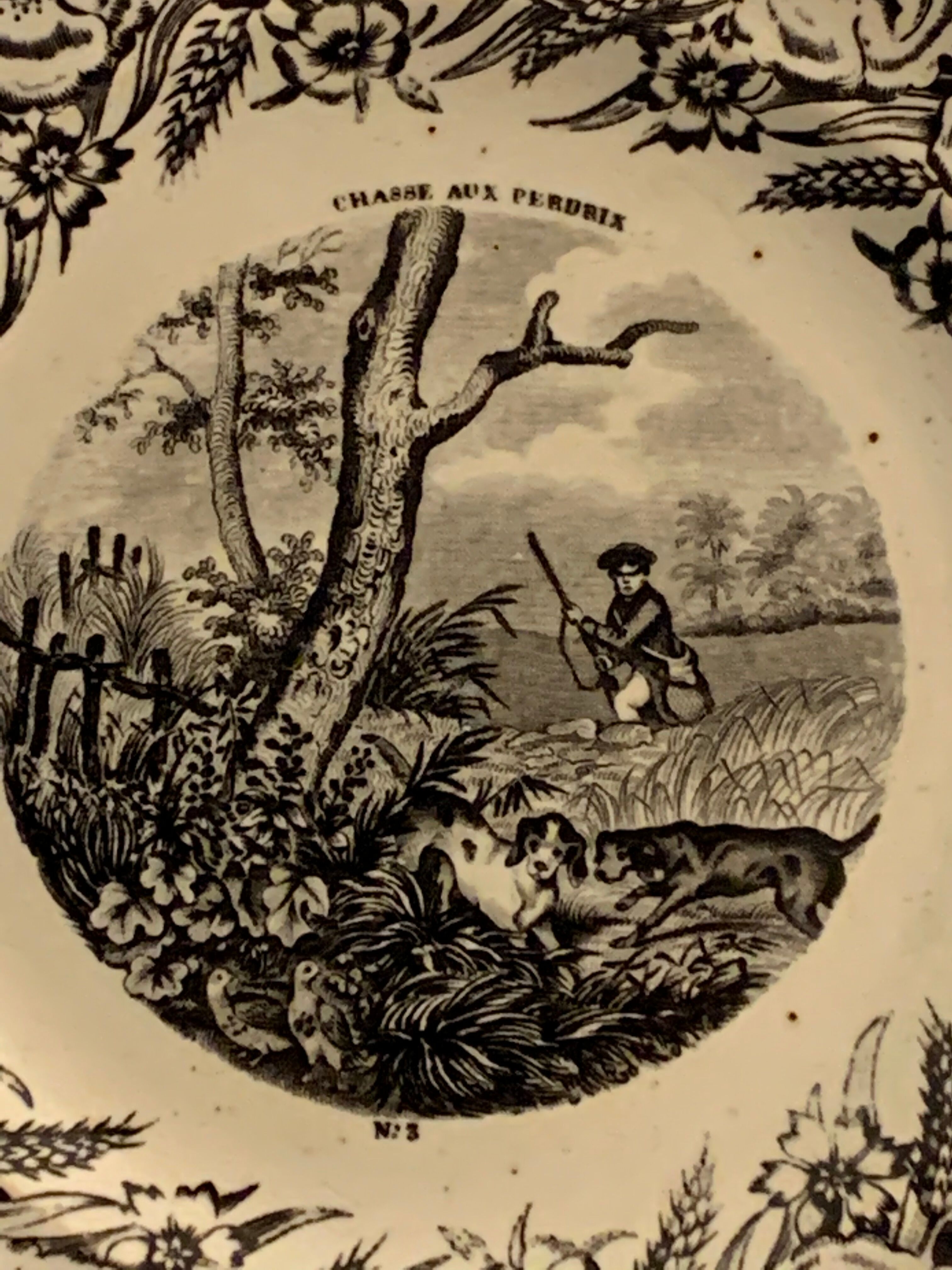 Dessert plate on partridge hunting, Gien 19th century