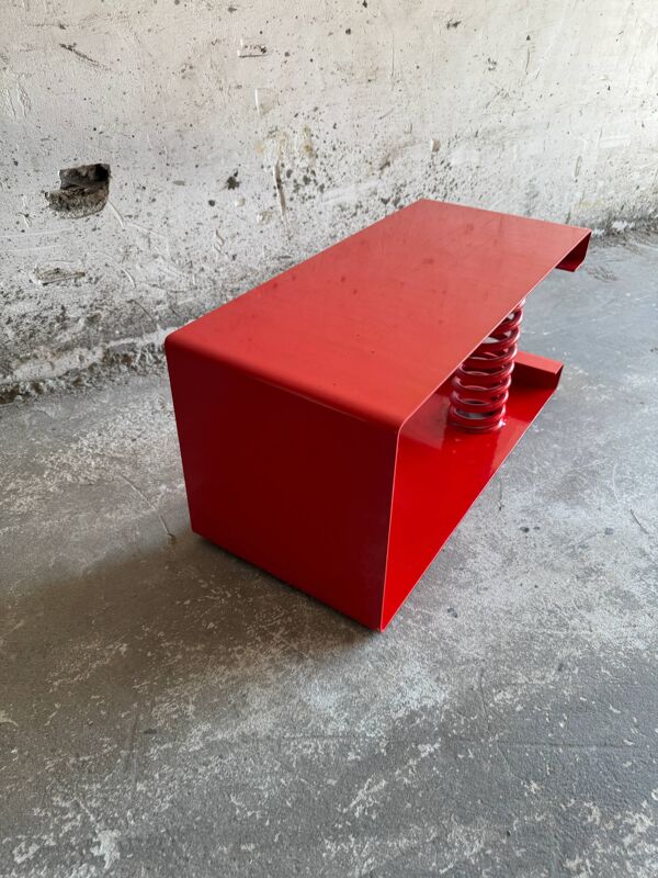 Table basse en acier laqué rouge vif avec ressort sculptural, design industriel unique