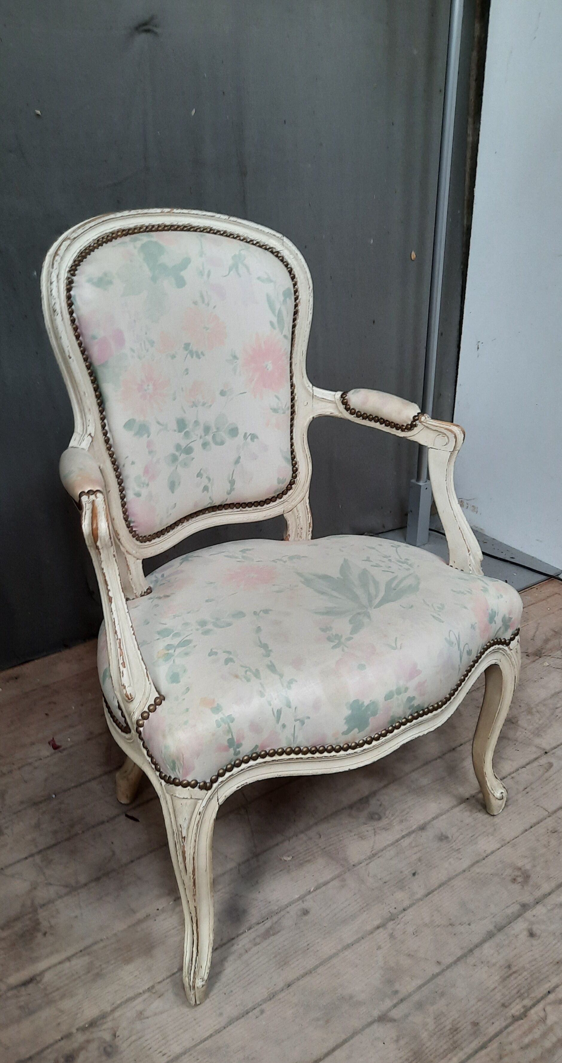 Louis XV armchair in white lacquered wood