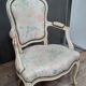 Fauteuil Louis XV en bois laqué  blanc
