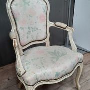 Louis XV armchair in white lacquered wood