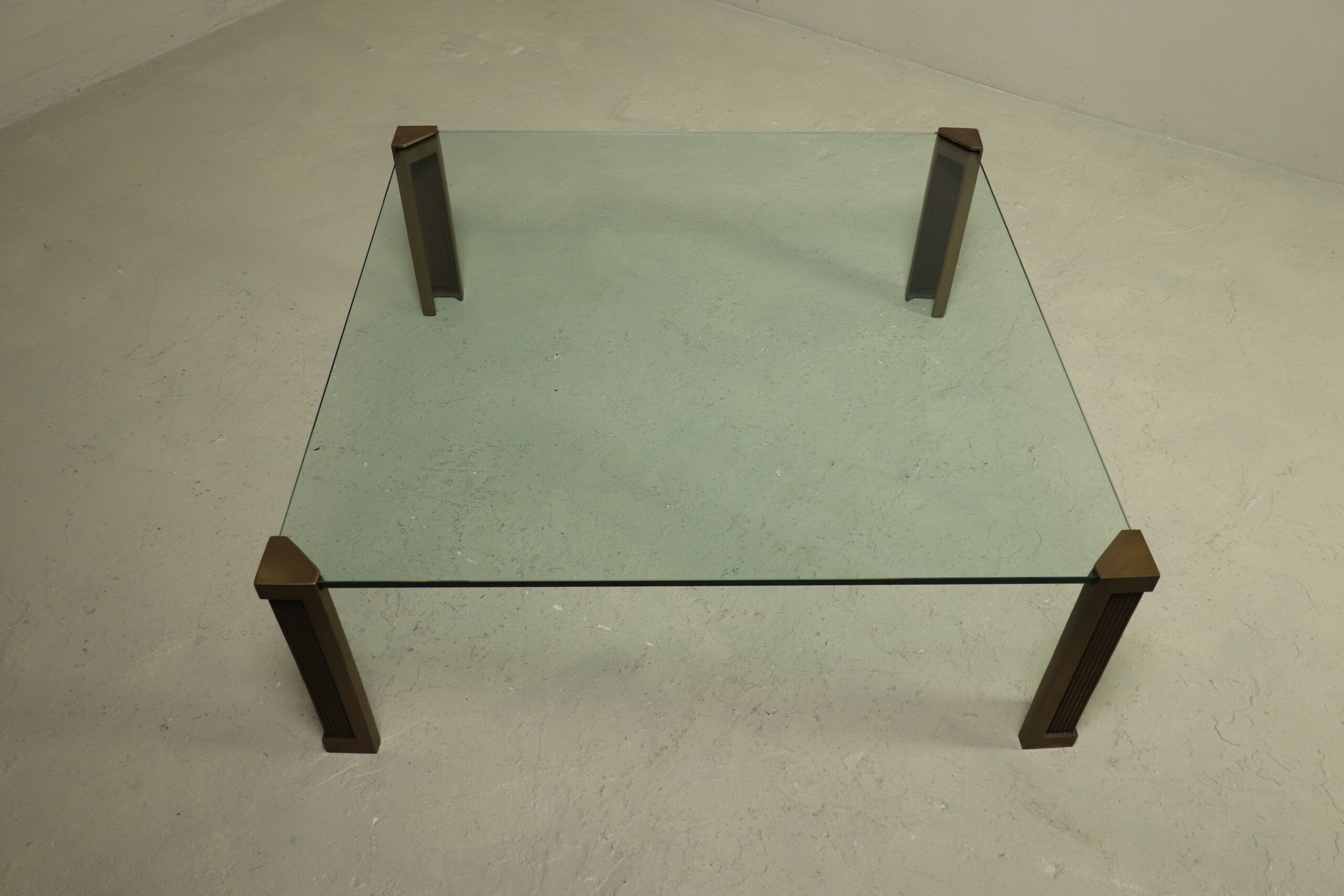Grande table basse monumentale modèle T14 par Peter Ghyczy années 1970