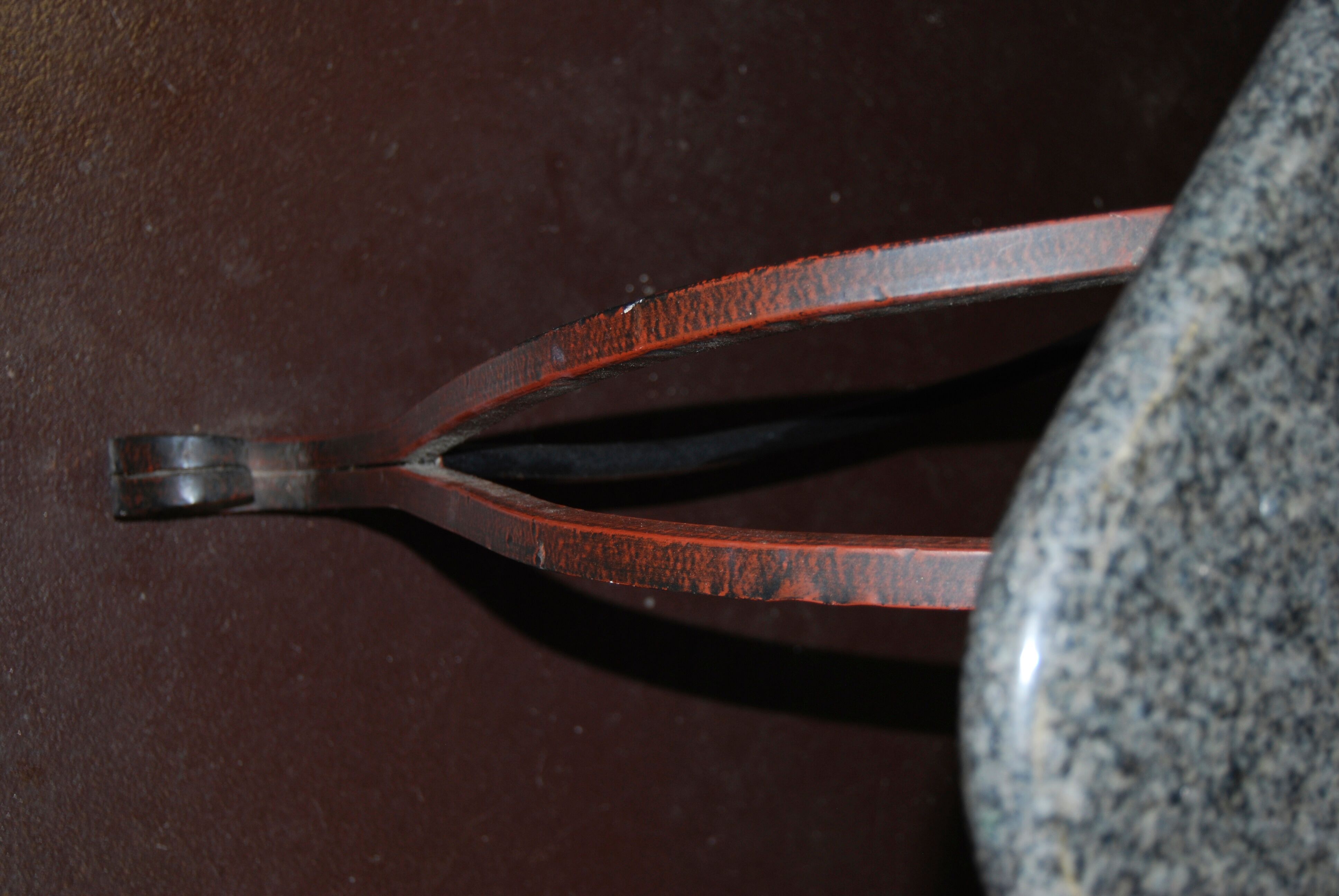 Table en fer forgé et plateau marbre granit