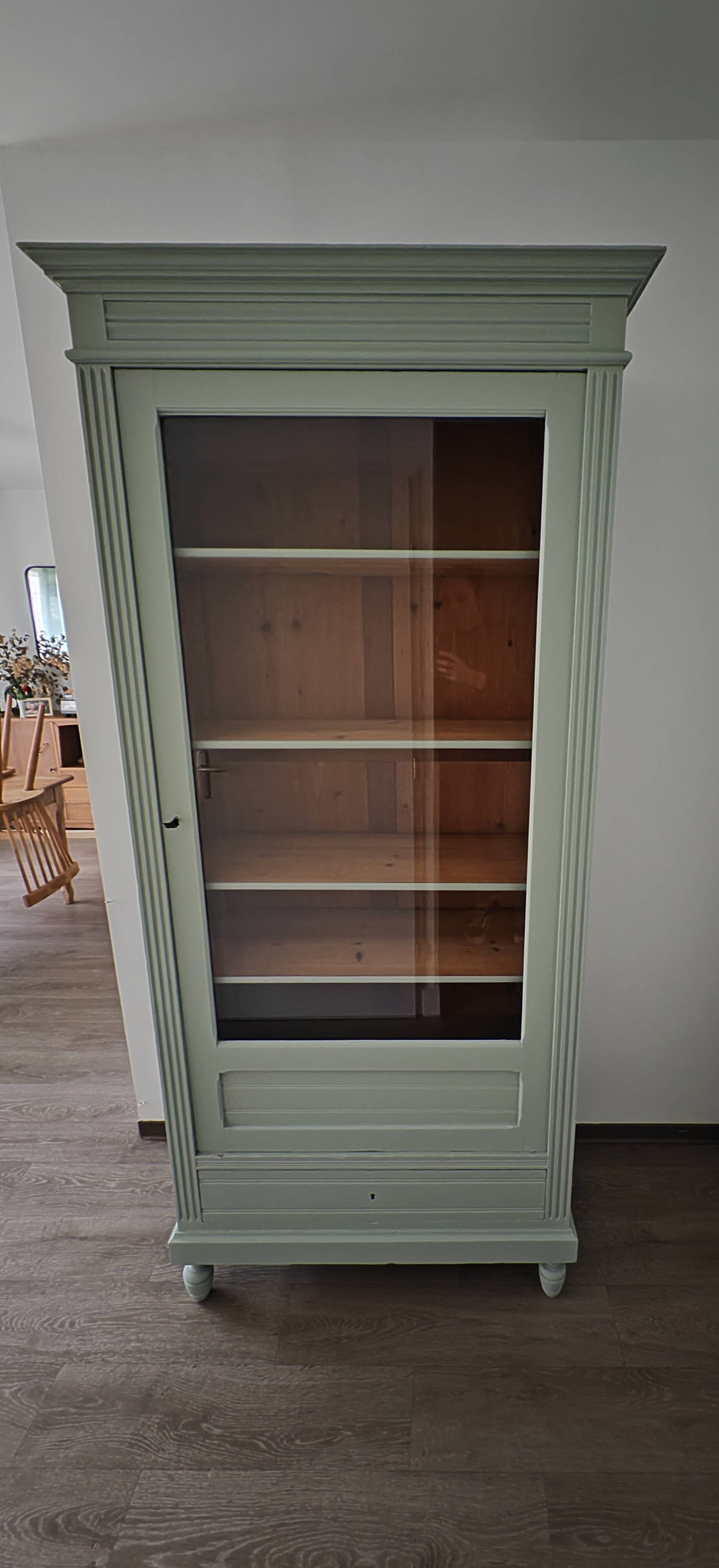 Armoire vitrée parisienne