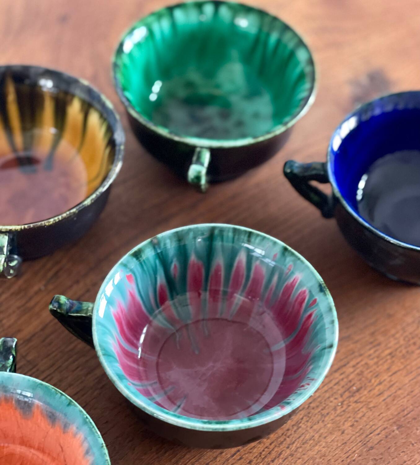 6 tasses en faïence de Quimper.