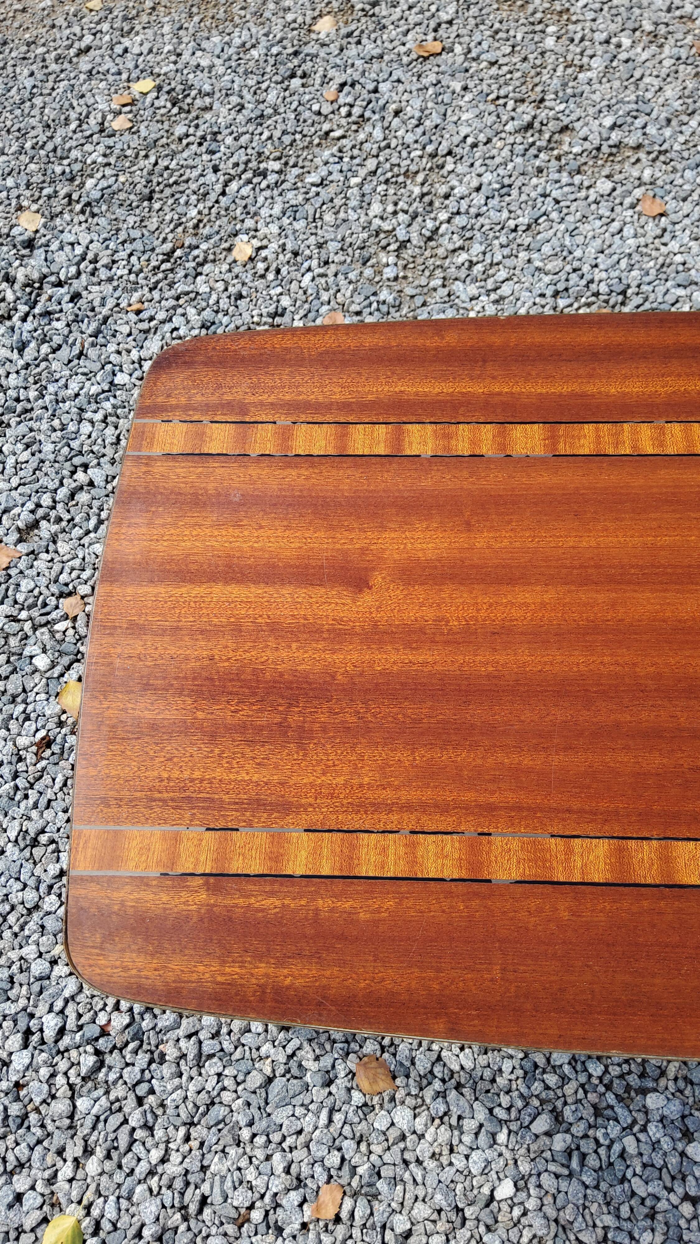 Table basse des années 60 en acajou doré pieds compas