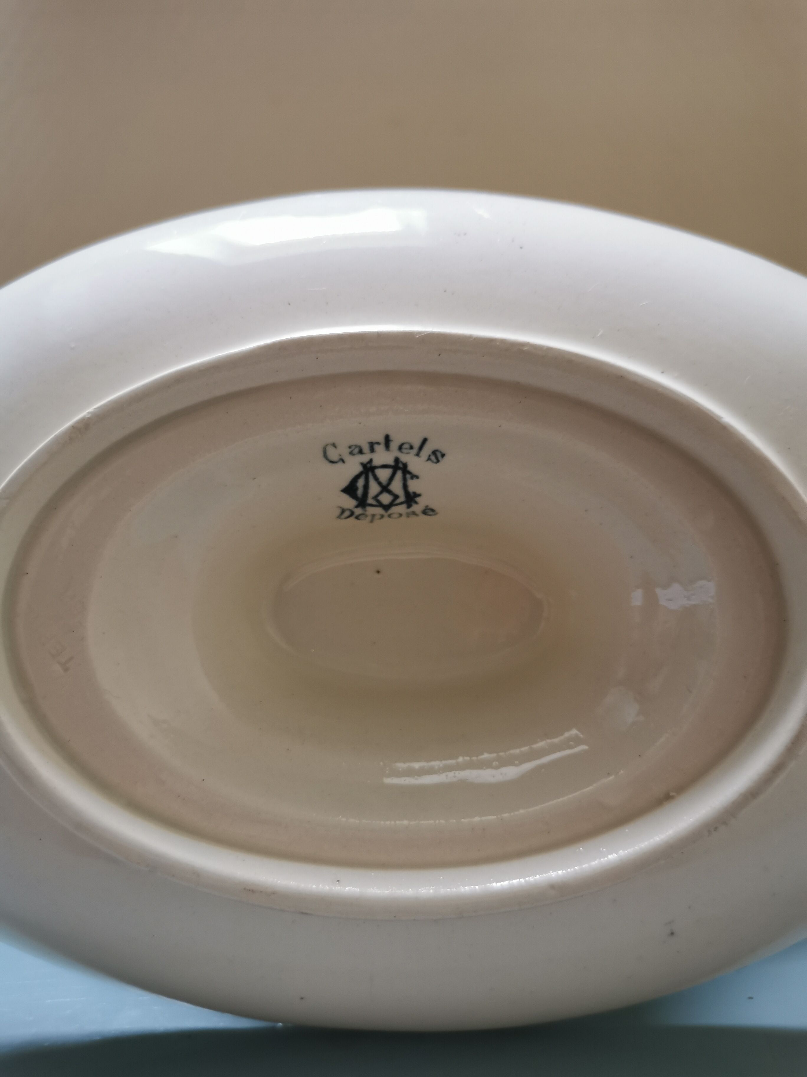 Earthenware saucer with its lid