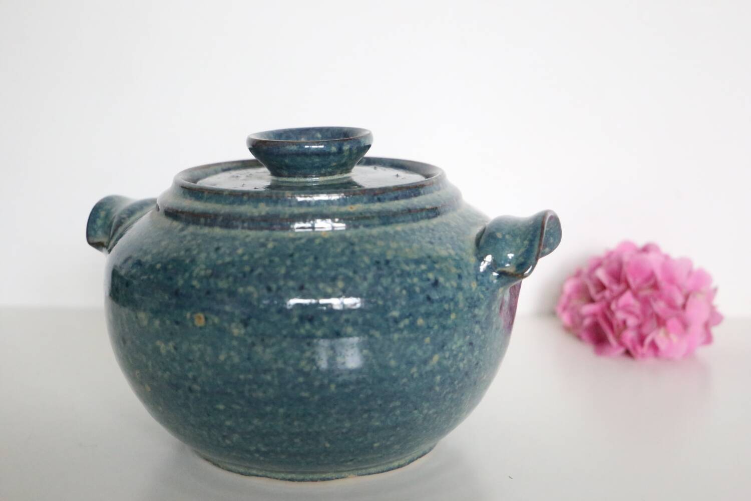 Soupière en poterie artisanale