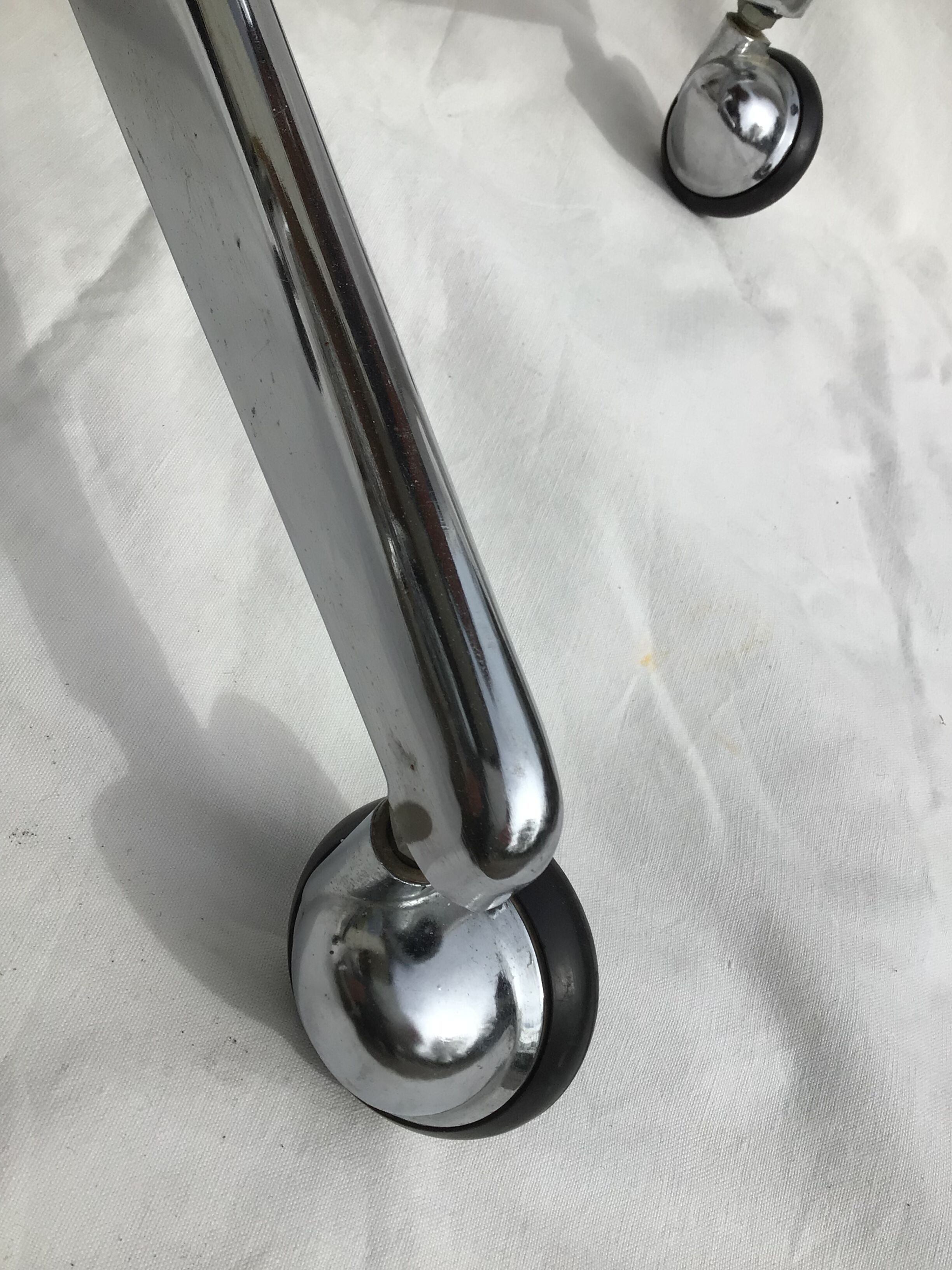 Adjustable swivel desk chair with 70's wheels