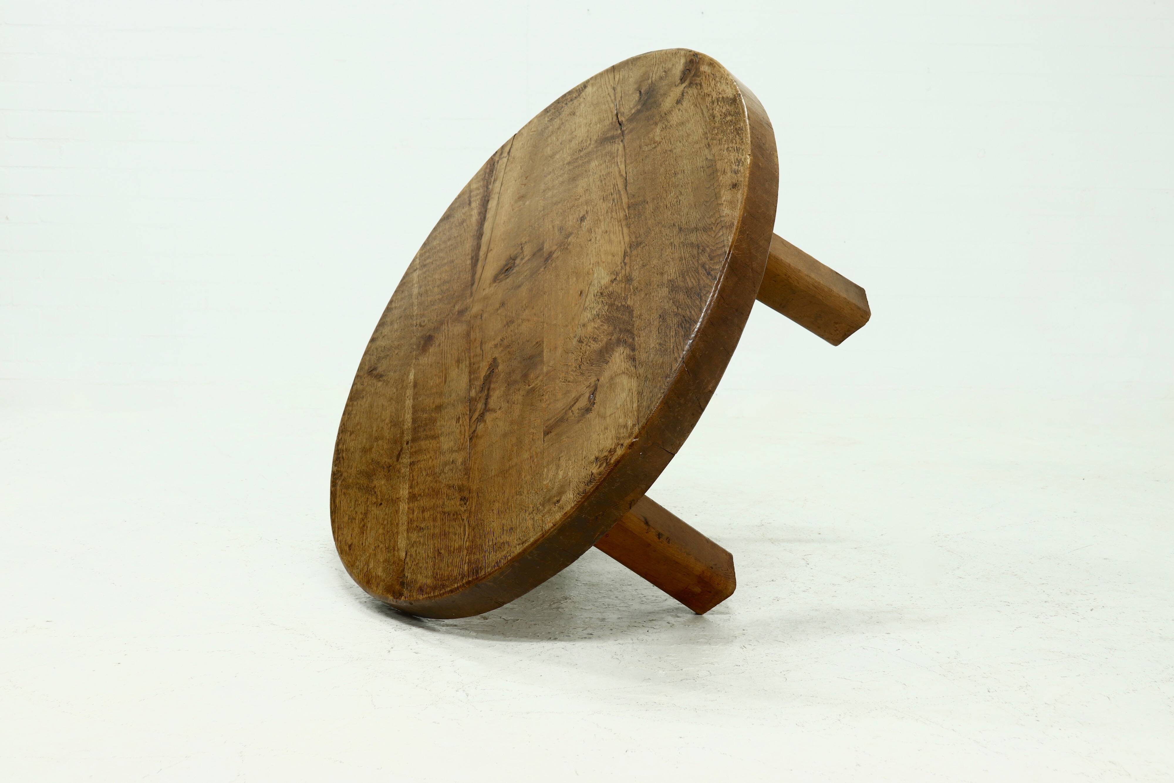 Table basse ronde rustique en chêne massif, années 1970