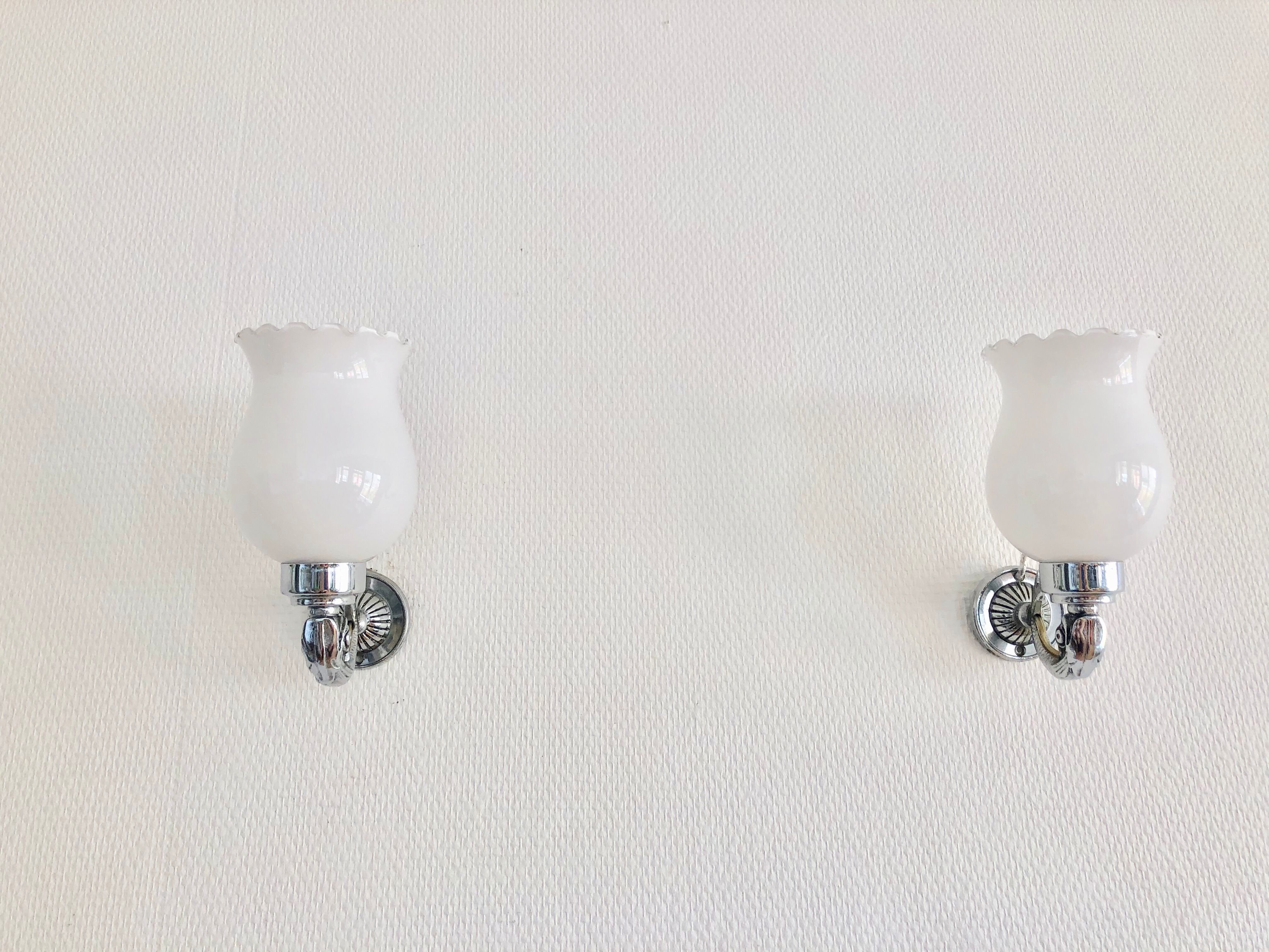 Paire d'appliques dauphins et tulipes opaline