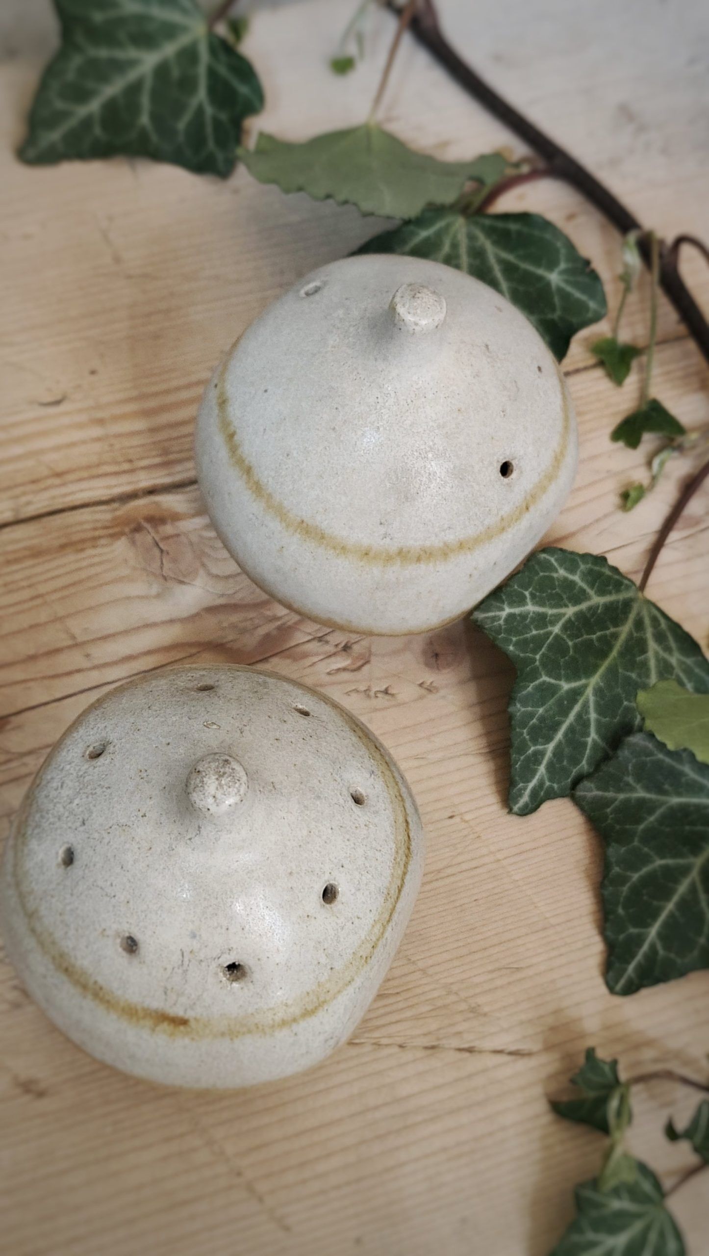 Salt and pepper shaker set in stoneware.