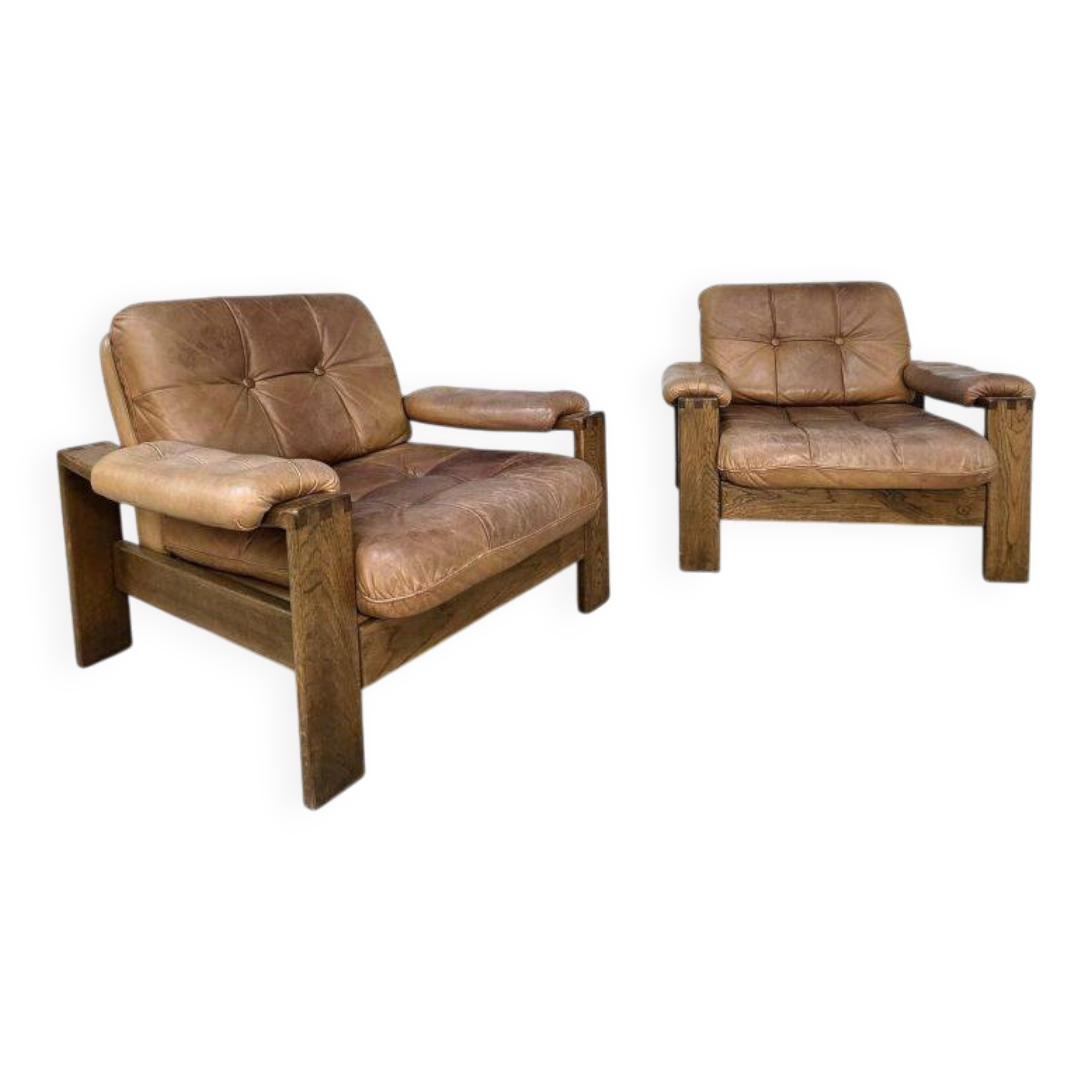 Joli salon composé d'une paire de fauteuils, d'un canapé en cuir havane et son ottoman