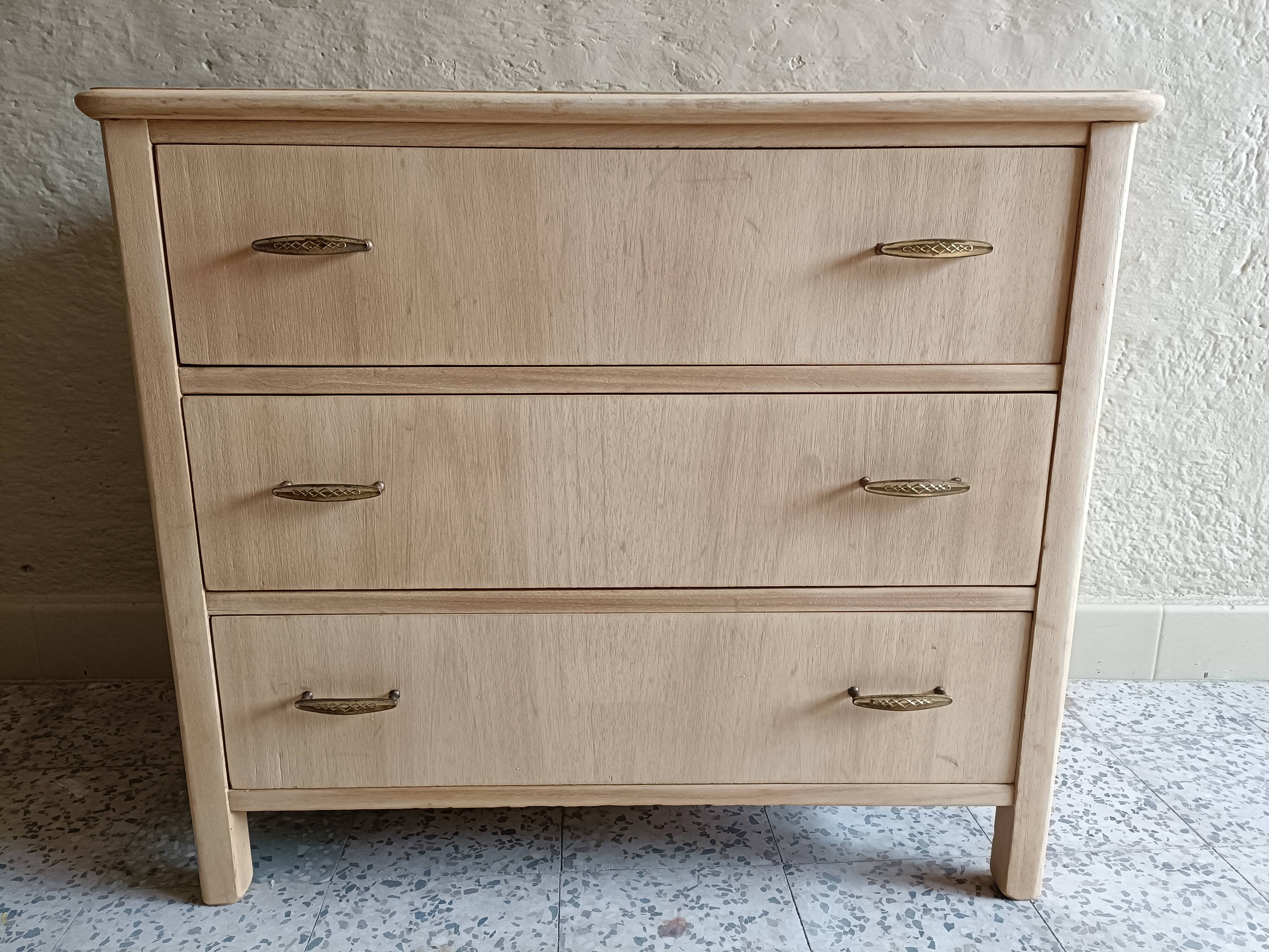 Commode 3 tiroirs rénovée pour chambre d'enfant
