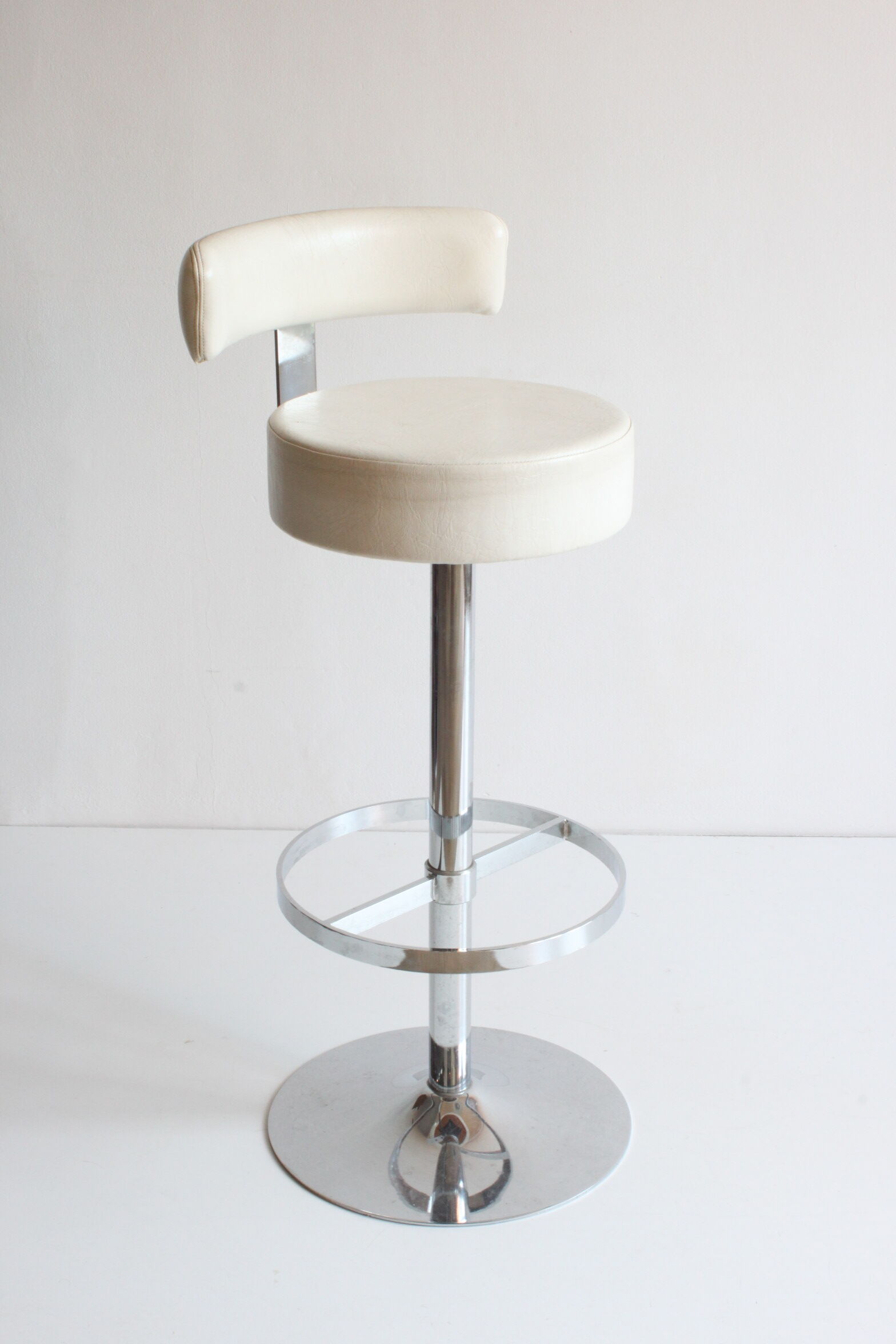 Chrome bar stool in white skai, 1960s.