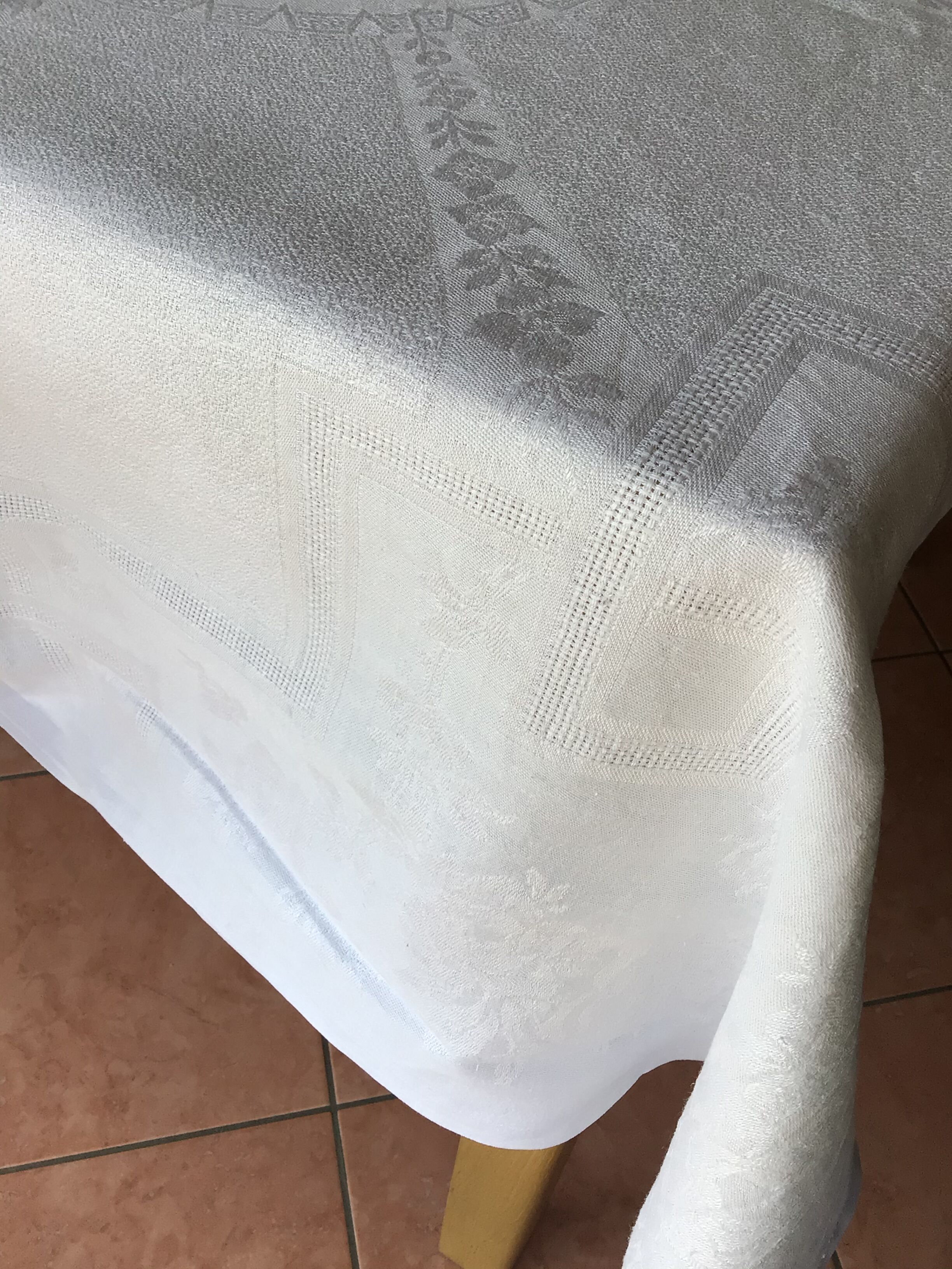 BR embroidered rectangle tablecloth with 12 matching towels.