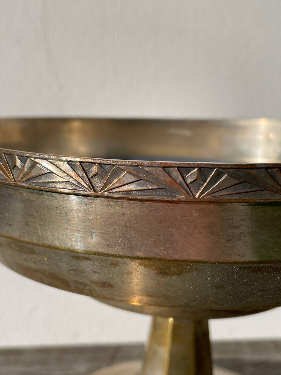 Art Deco footed cup in silver metal