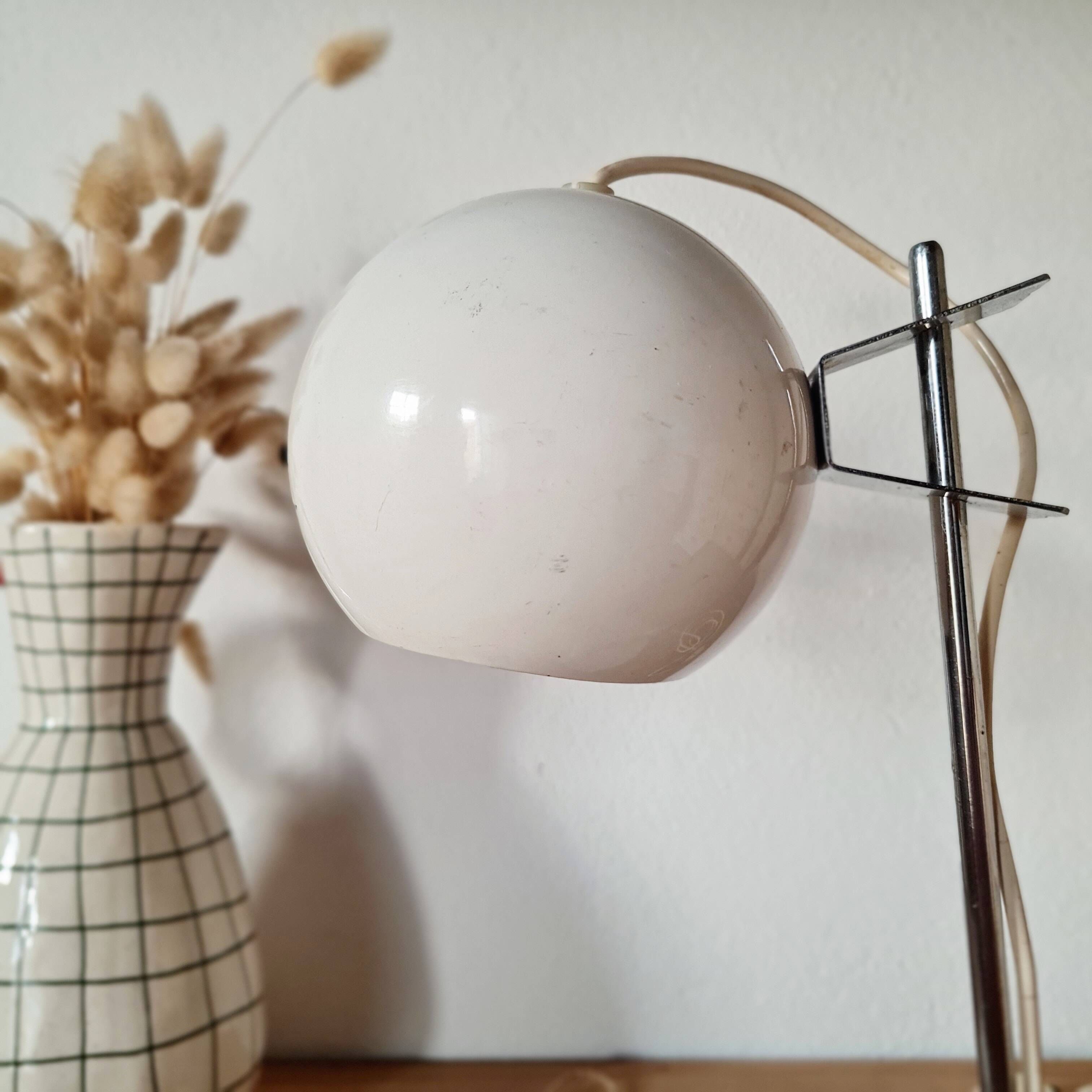 Small vintage Space Age desk lamp in white metal, 1970s design.