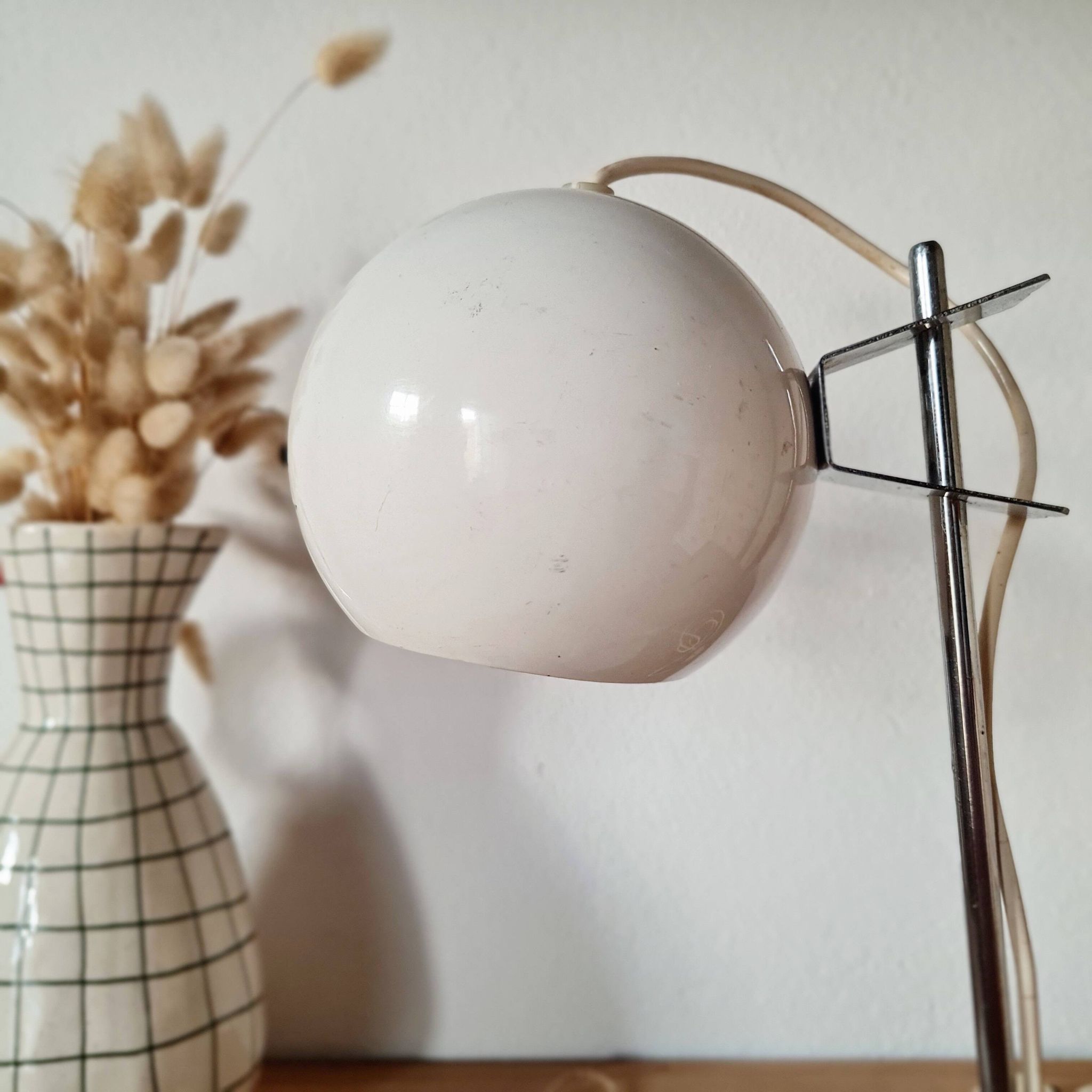 Small vintage Space Age desk lamp in white metal, 1970s design.