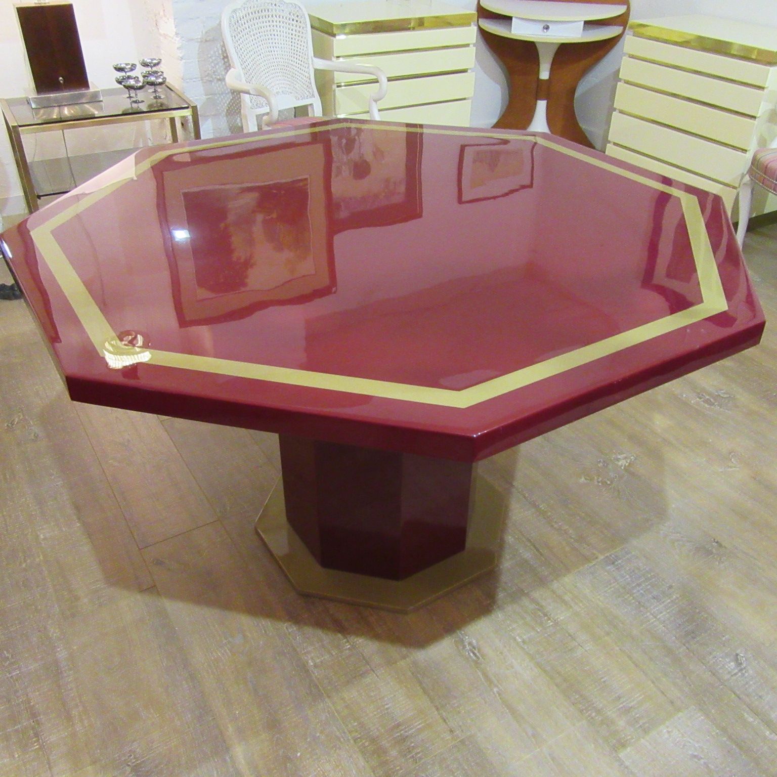 Table laquée rouge et or