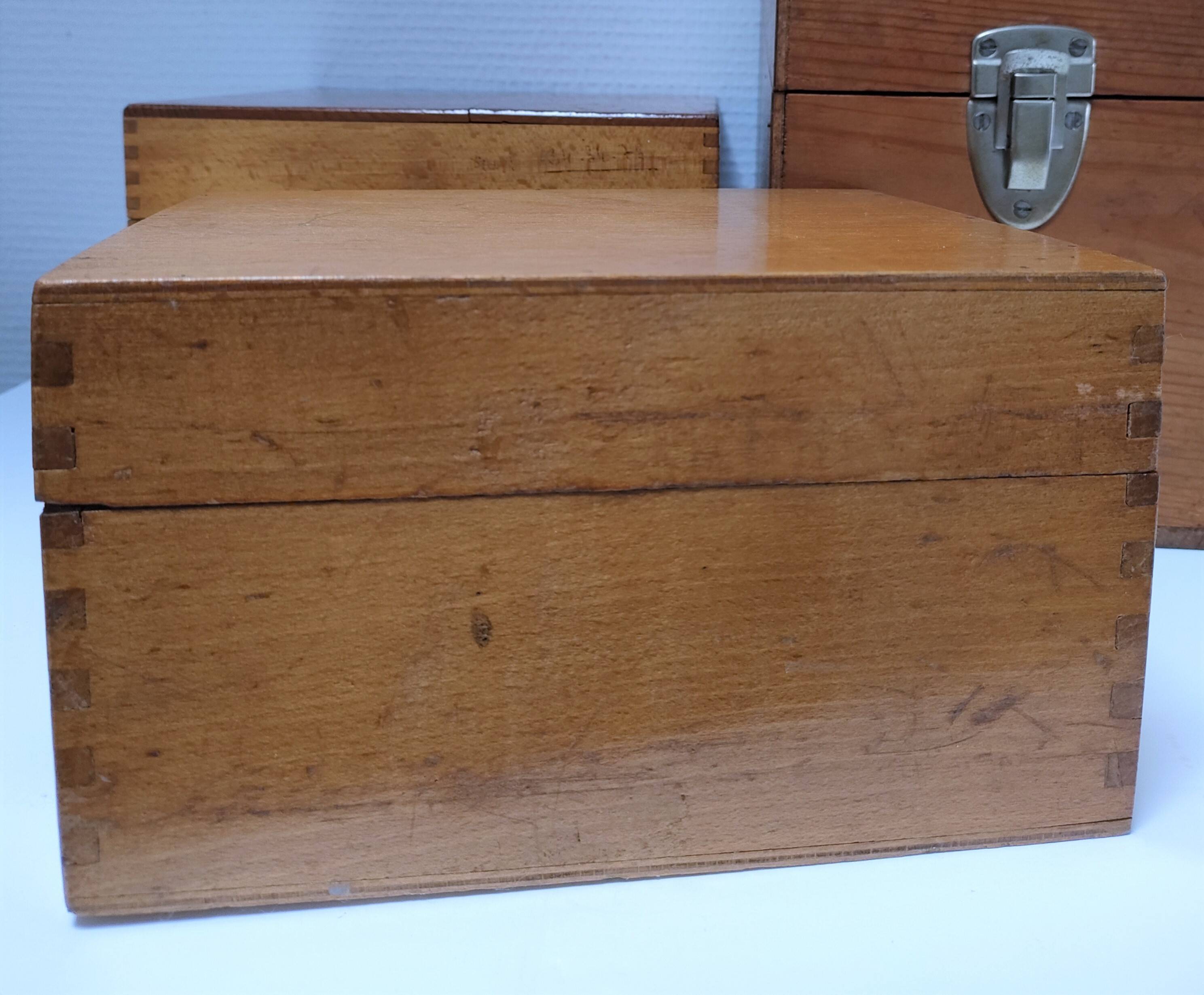 Cinq boîtes bois vintage