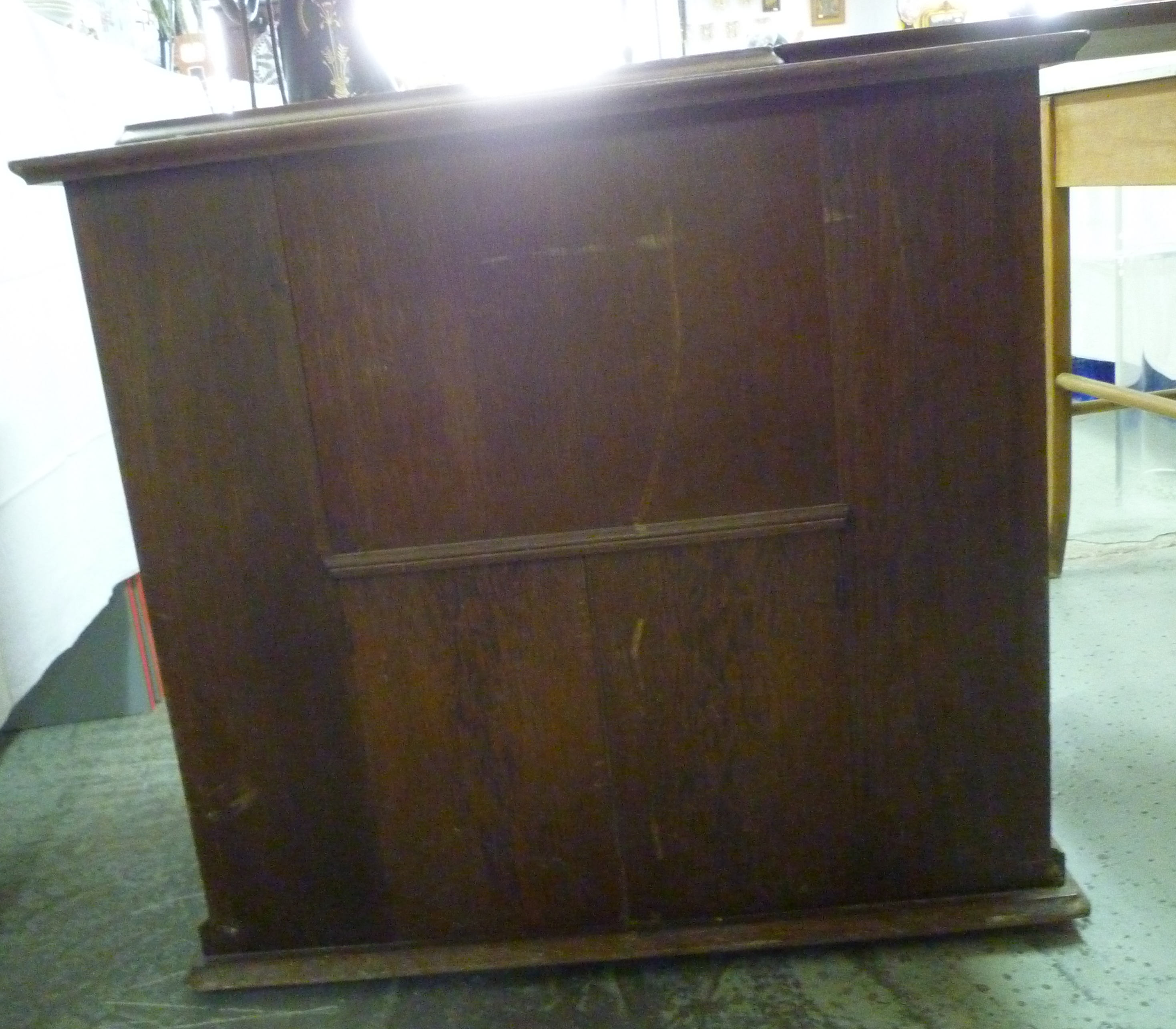 Machine sewing art déco