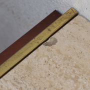 Console minimaliste en travertin et métal patiné — années 70