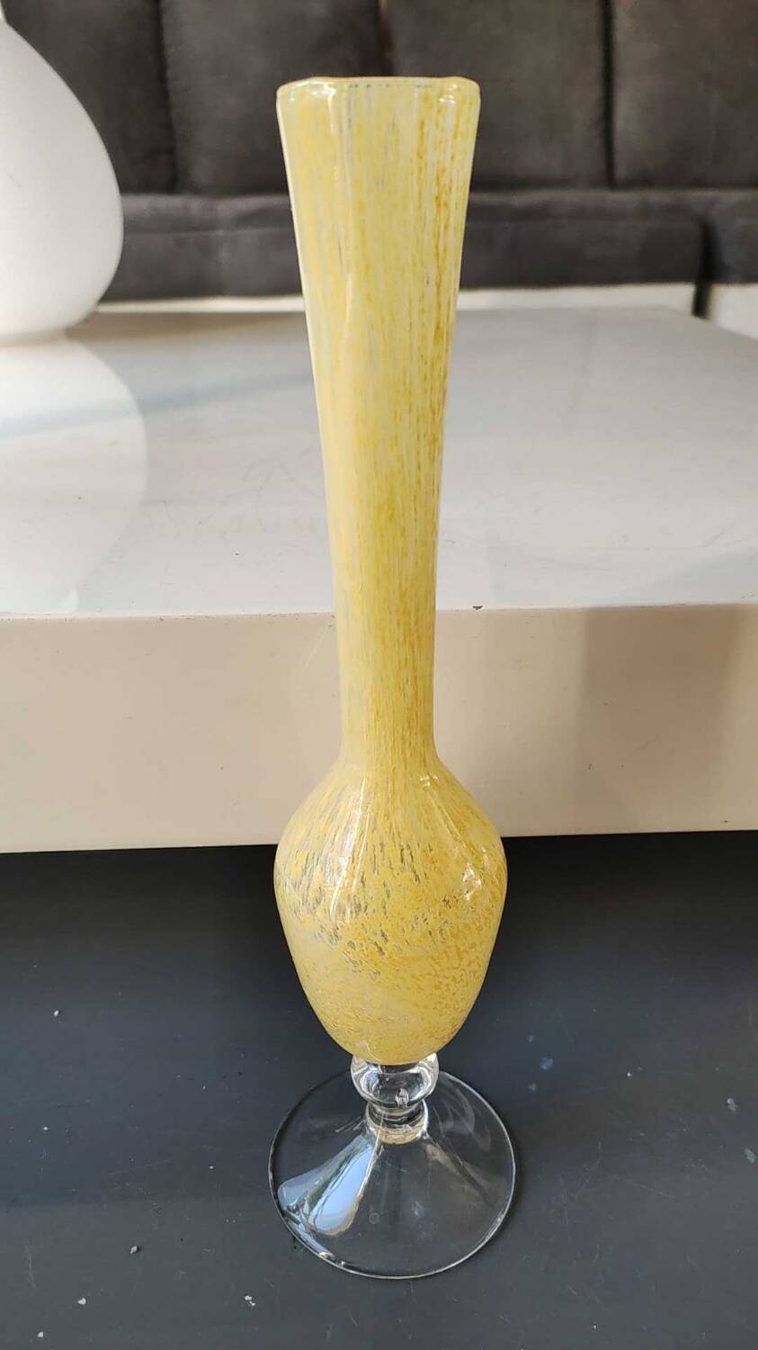 Murano-style single-flower vase. Speckled in yellow tones. Height 28 cm