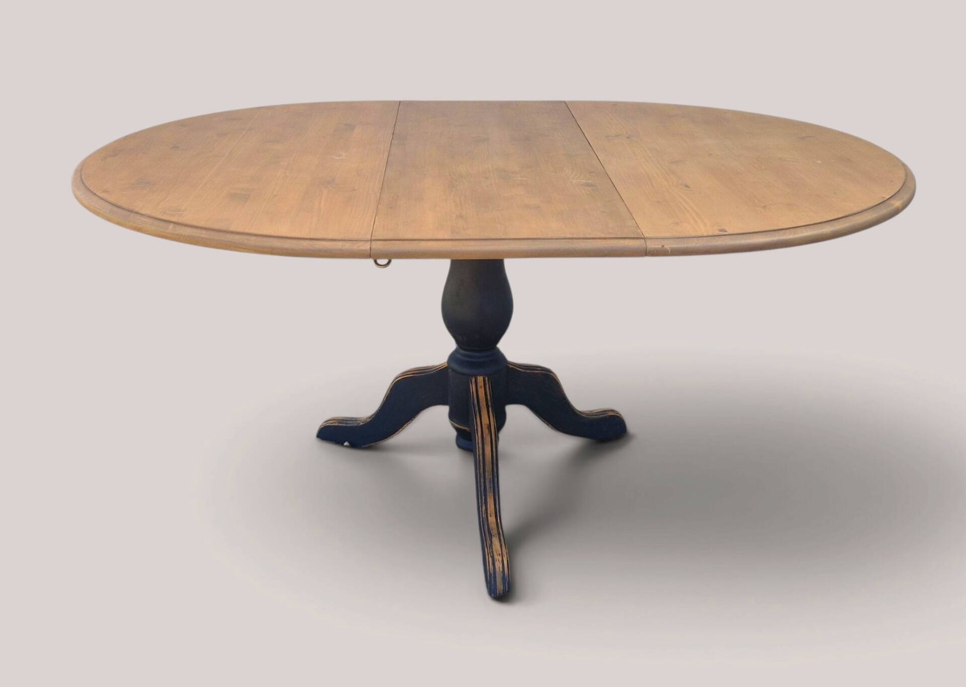 Extendable round table with central leg – Chic country spirit