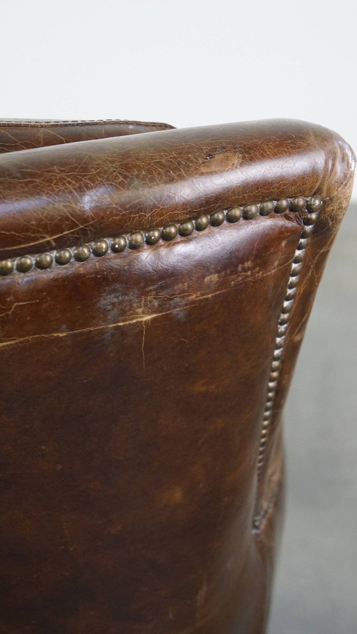 Fauteuil en cuir de vachette grainé au design intemporel