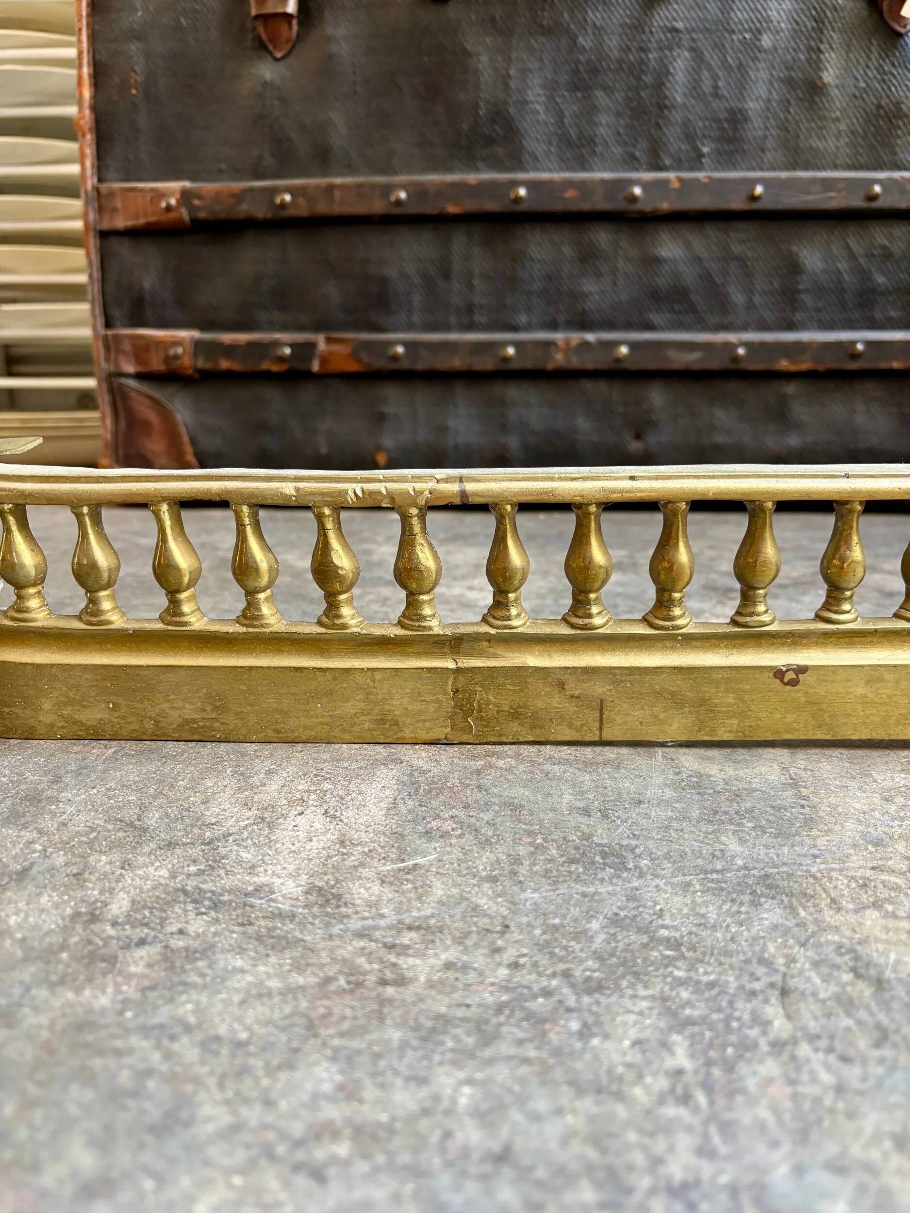 Fireplace fender in gilded bronze