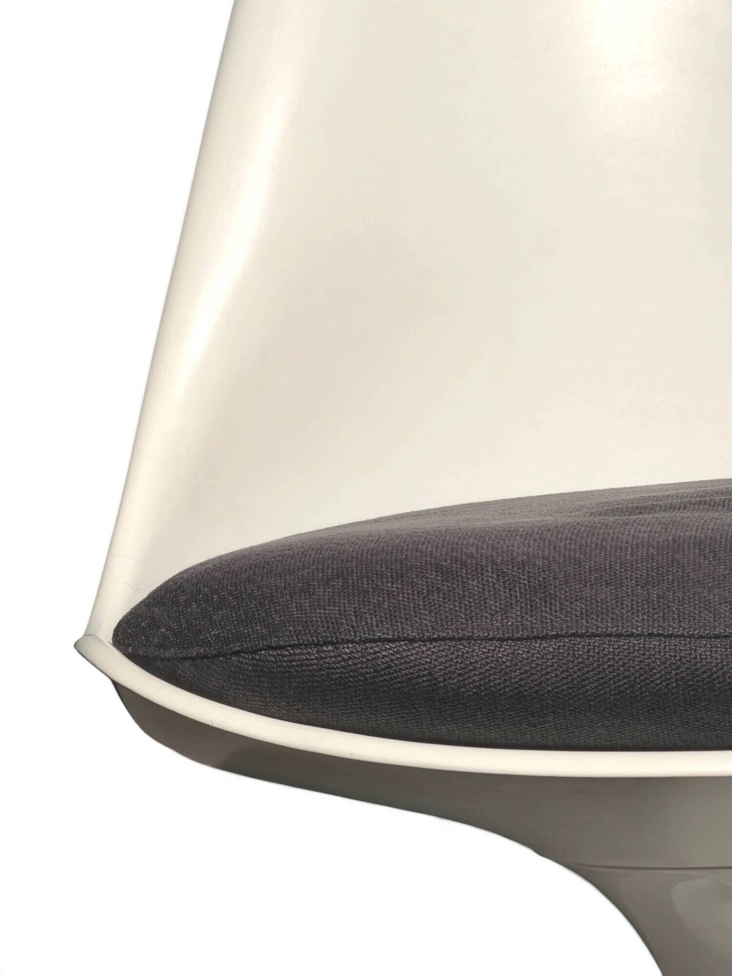 Eero Saarinen Tulip chair Knoll, aluminium base, blue cushion